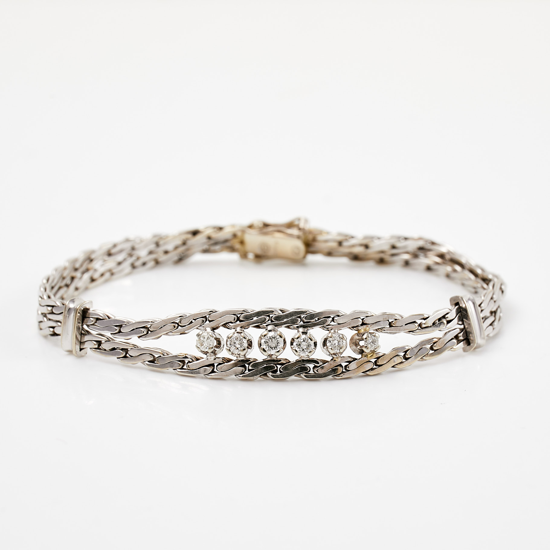 ARMBAND, 18 k vitguld, dekor av 6 briljantslipade diamanter, totalt ca 0,24 ct, bär svensk importstämpel.
