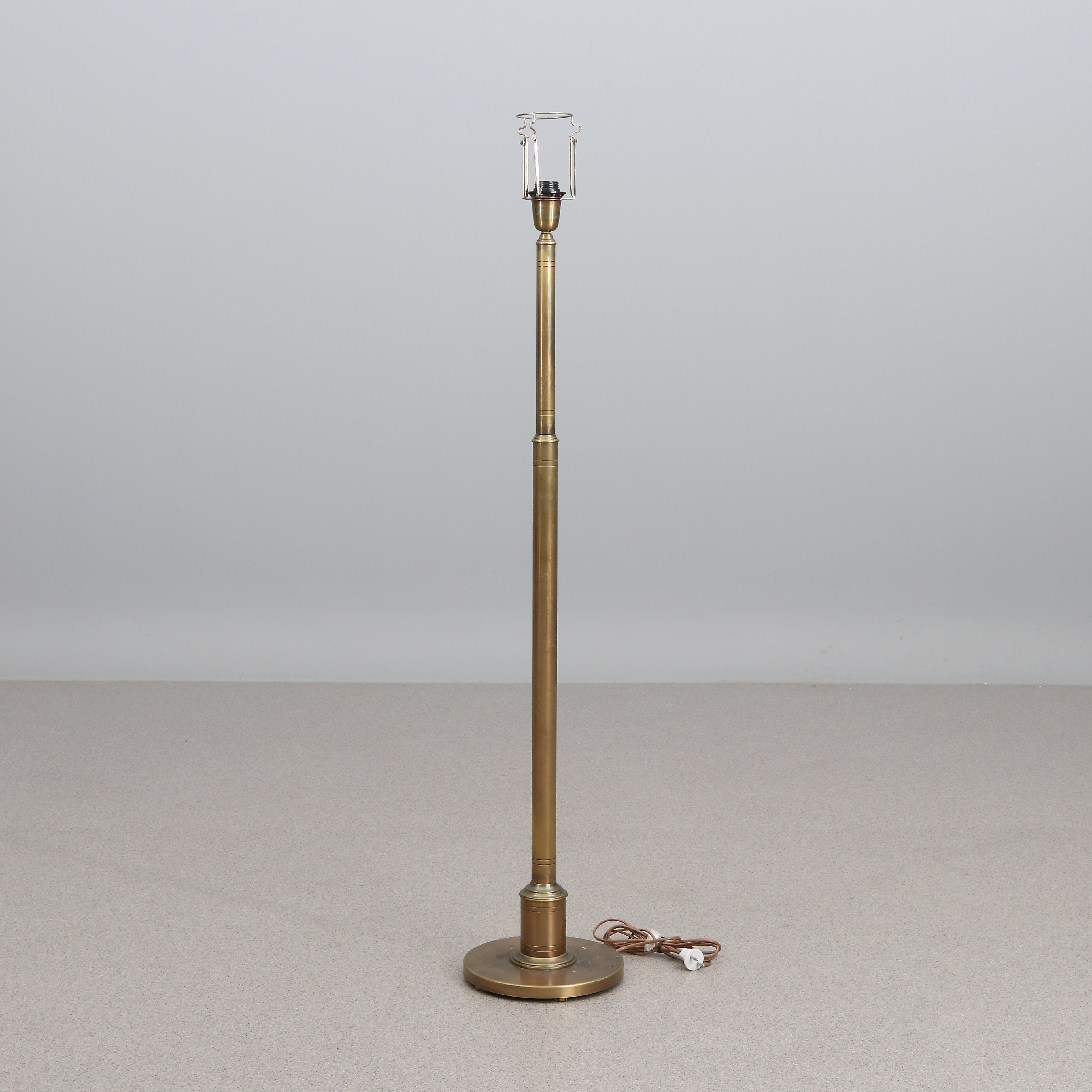 EINAR BÄCKSTRÖM. GOLVLAMPA. Mässing. 1900-talets mitt. Märkt EB 7600.