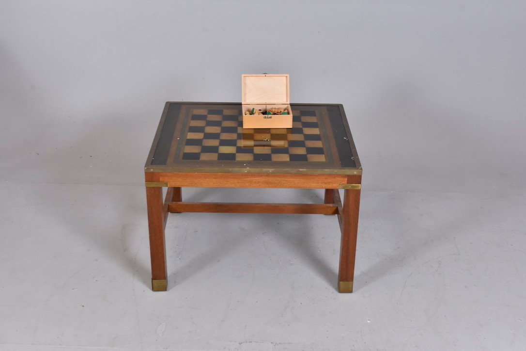 SCHACKBORD, mahogny med glasskiva, 1900-tal.
