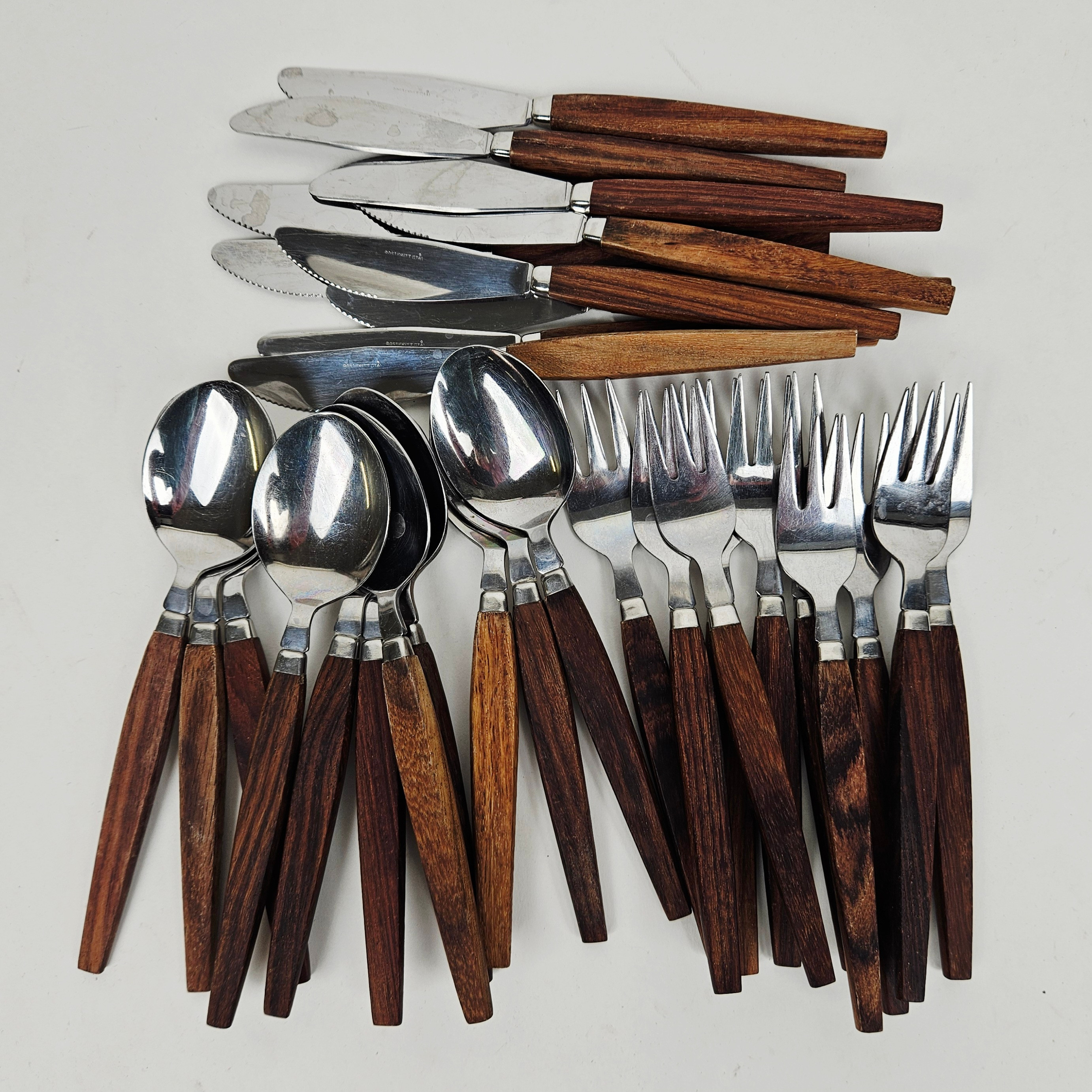 BESTICK, 31 delar, teak och rostfritt stål, 1900-talets andra hälft.