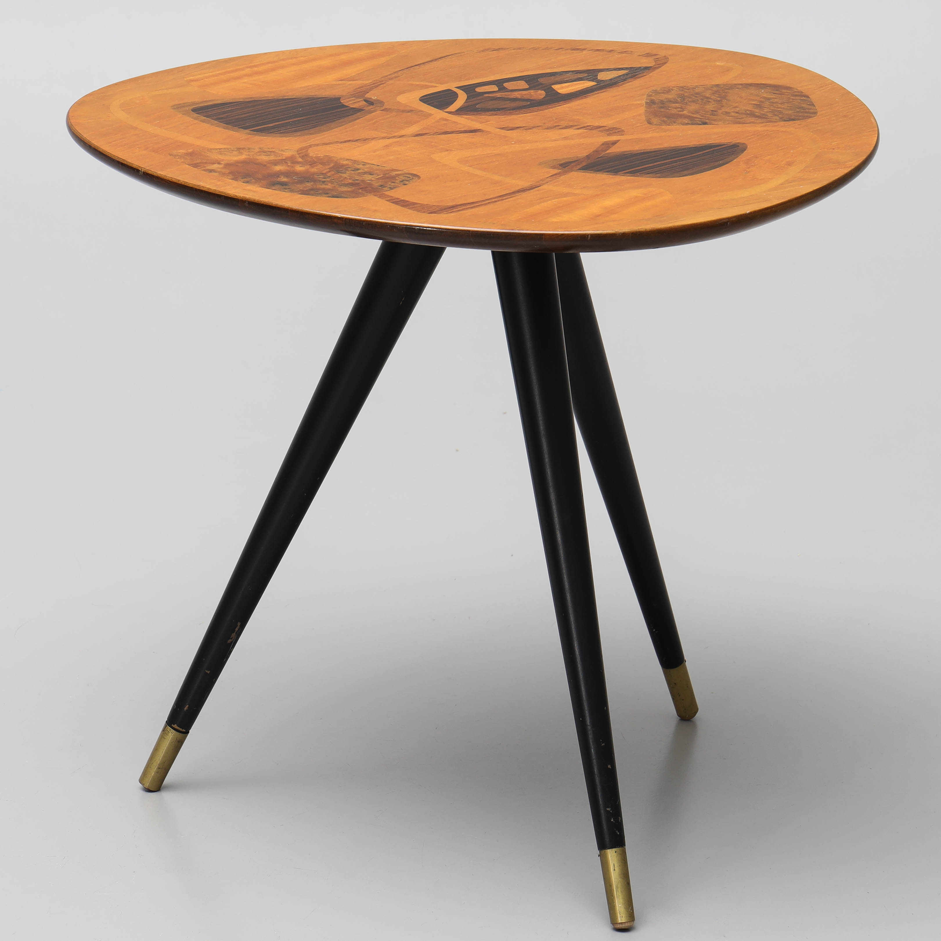 SIDOBORD, fanérad skiva med intarsia, flera träslag, bl,a Zebrano, svärtade ben med detaljer i mässing, H Sundling, Tranås, 1900-talets mitt.