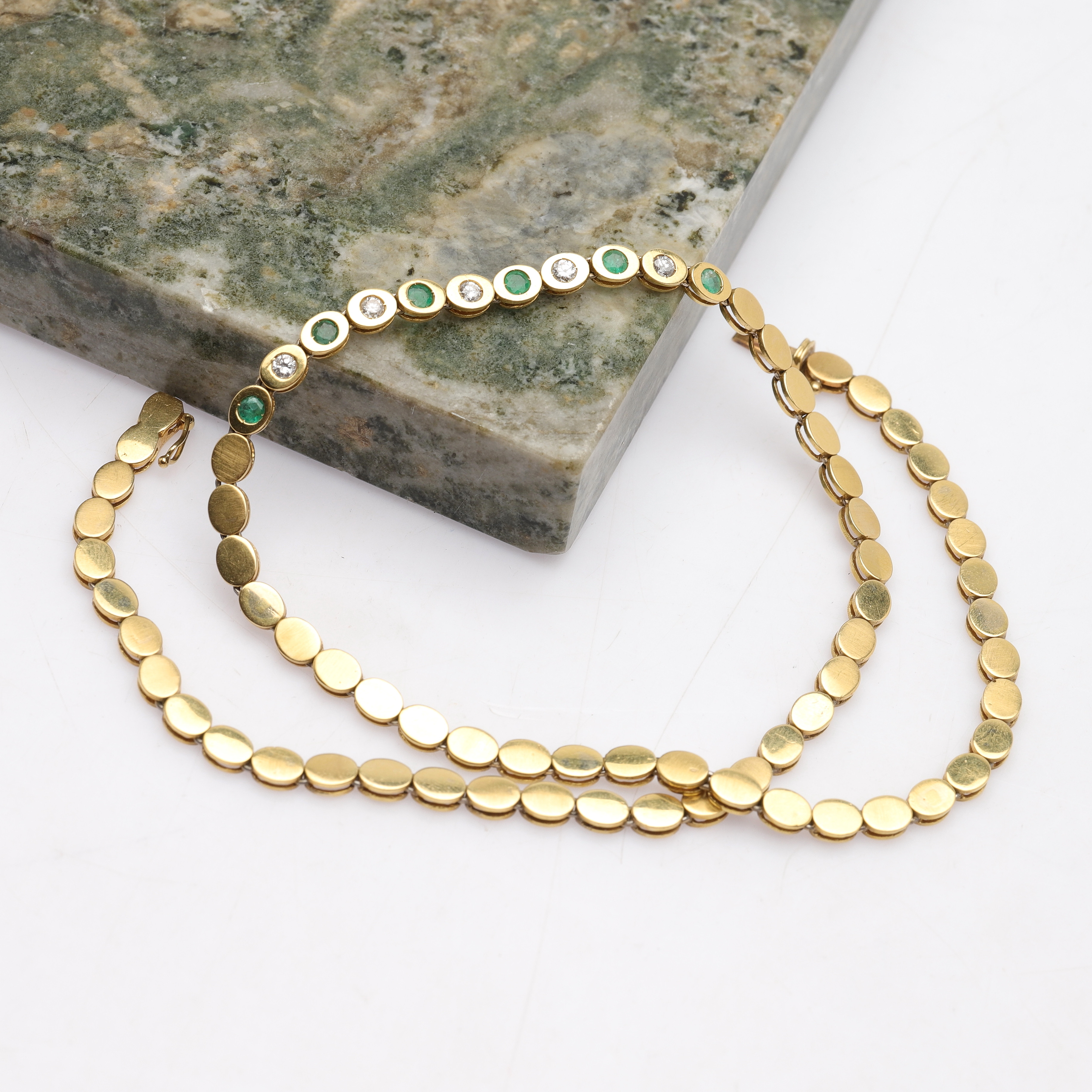 COLLIER, 18k guld med smaragder och diamanter, totalvikt ca 25,06g.