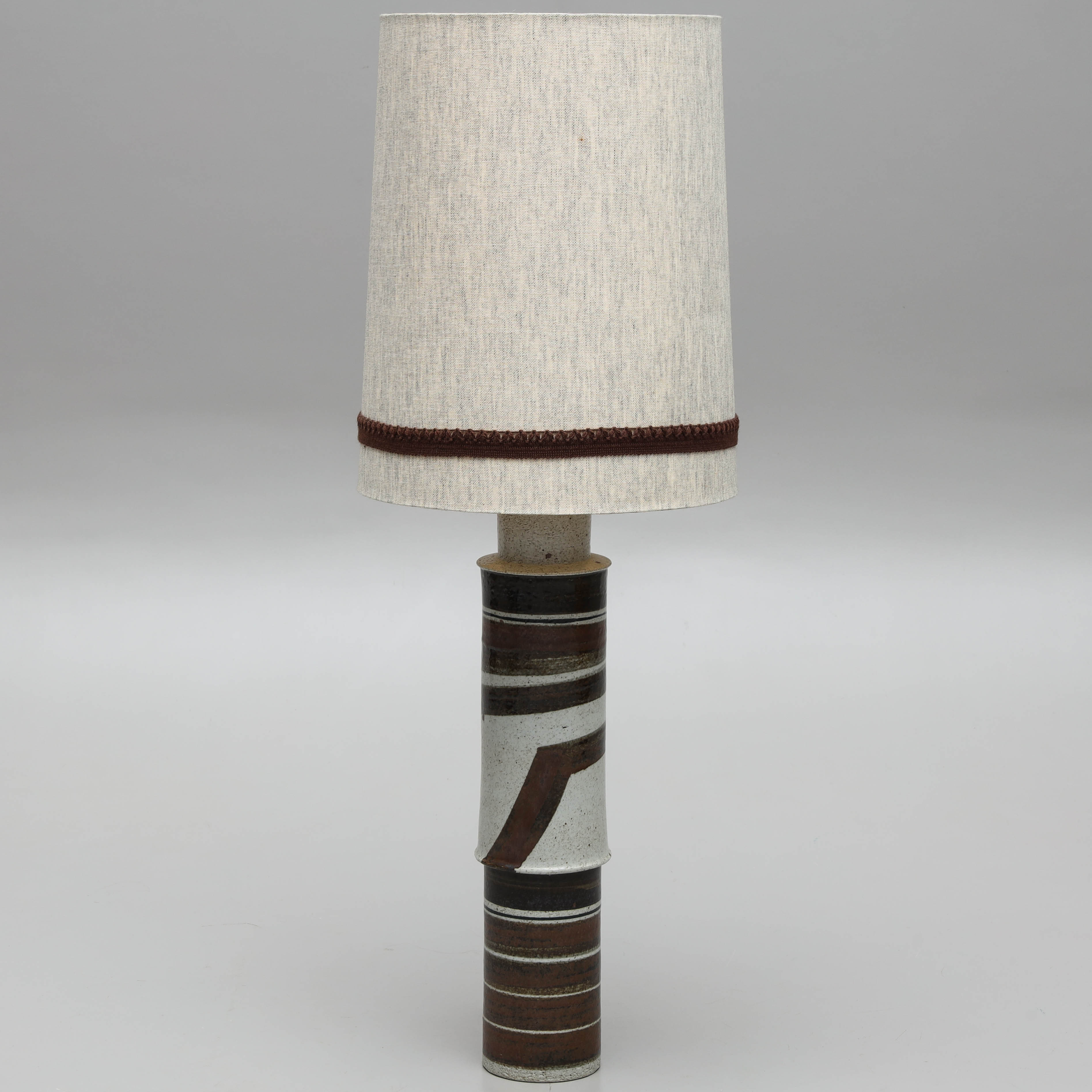 INGER PERSSON. Golvlampa, stengods, monogramsignerad, Rörstrand Ateljé.