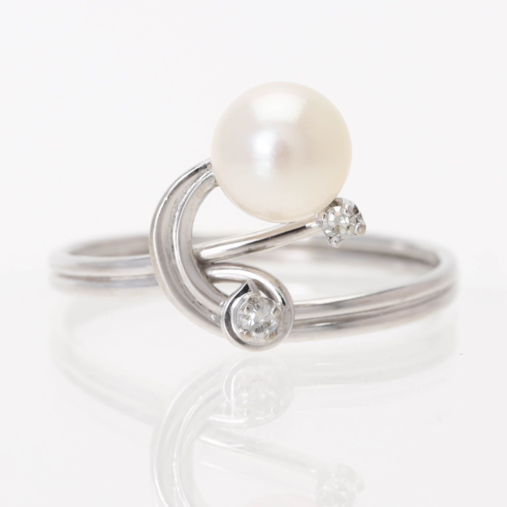 RING, 18 k vitguld, diamanter och odlad pärla.