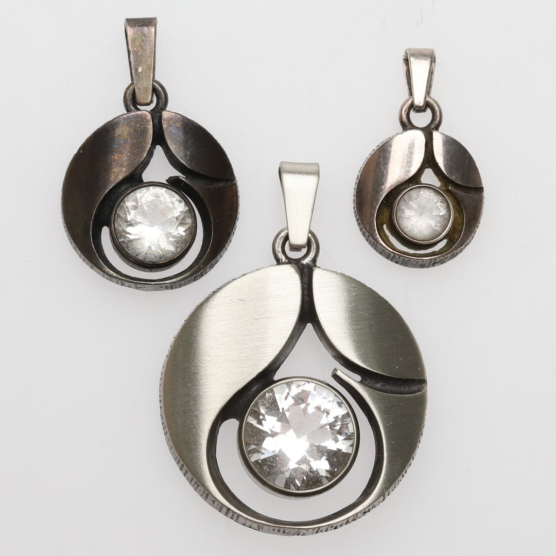KARL LAINE. HÄNGE, 3 st, Sterlingsilver med bergkristall, Finland.
