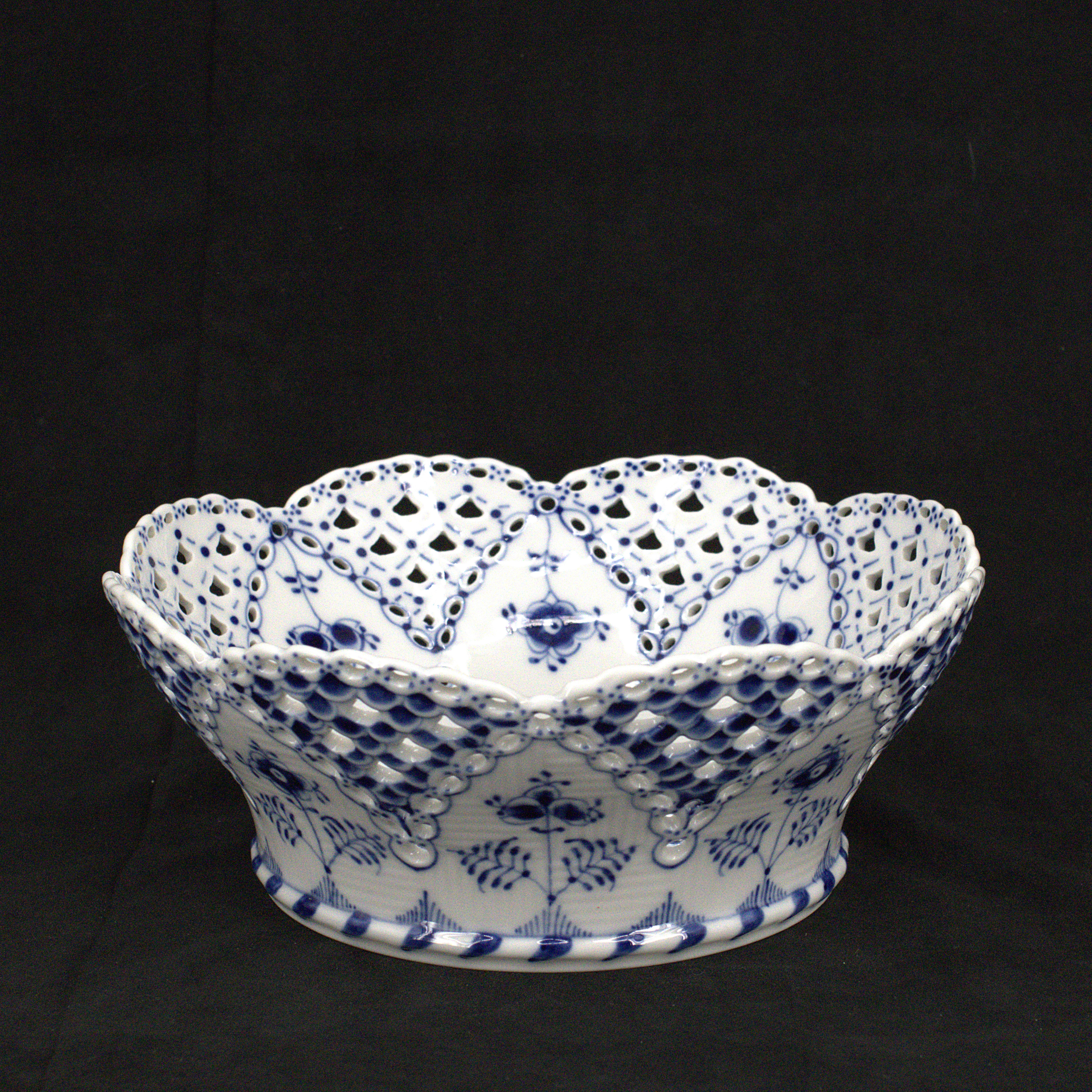 SKÅL, "Musselmalet", helblond, porslin, nr 1061, Royal Copenhagen, Danmark.