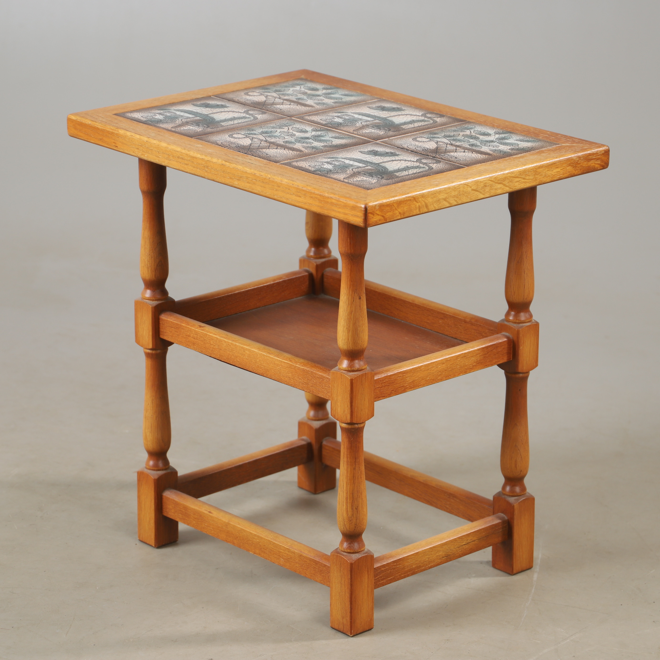 SIDOBORD, bok/ek med kakelklädd skiva, 1900-talets andra hälft.