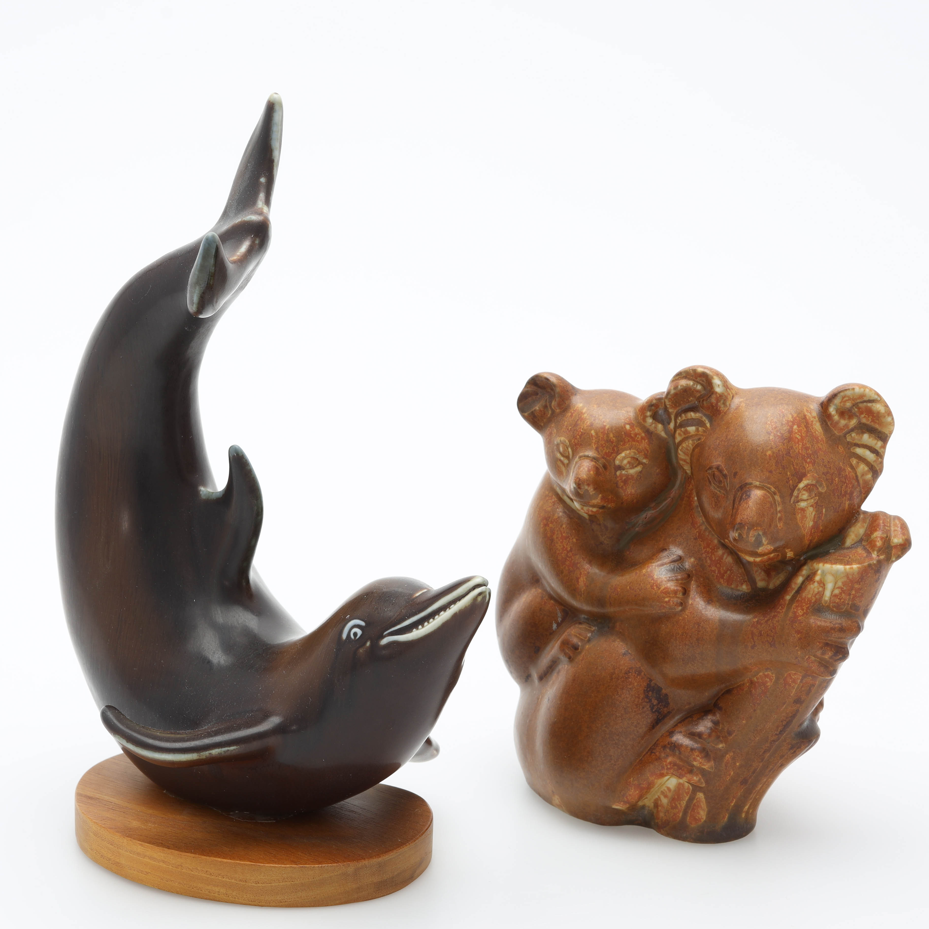 GUNNAR NYLUND. Figuriner, 2 st, glaserat stengods, delfin och koalor, Rörstrand.