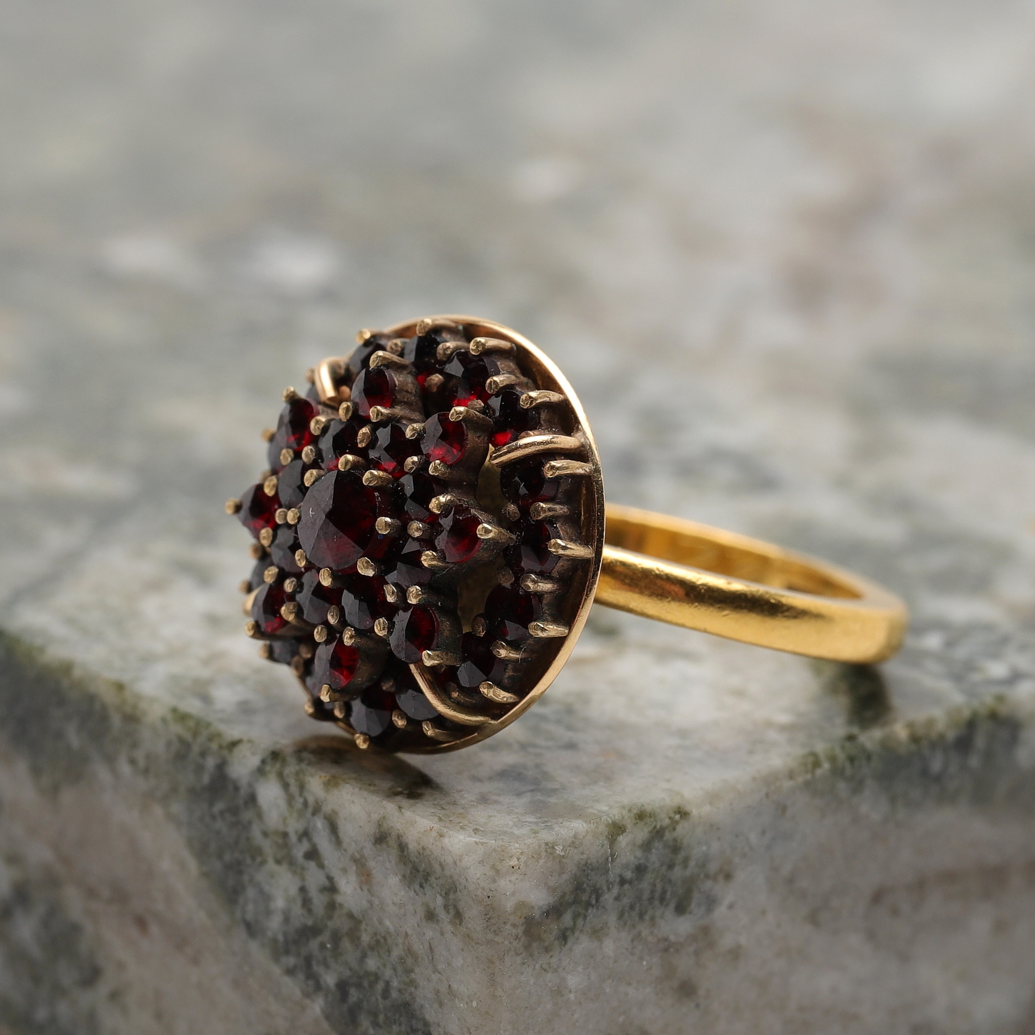 RING, 23k guld, med granater, 1933, totalvikt ca 7,97g.