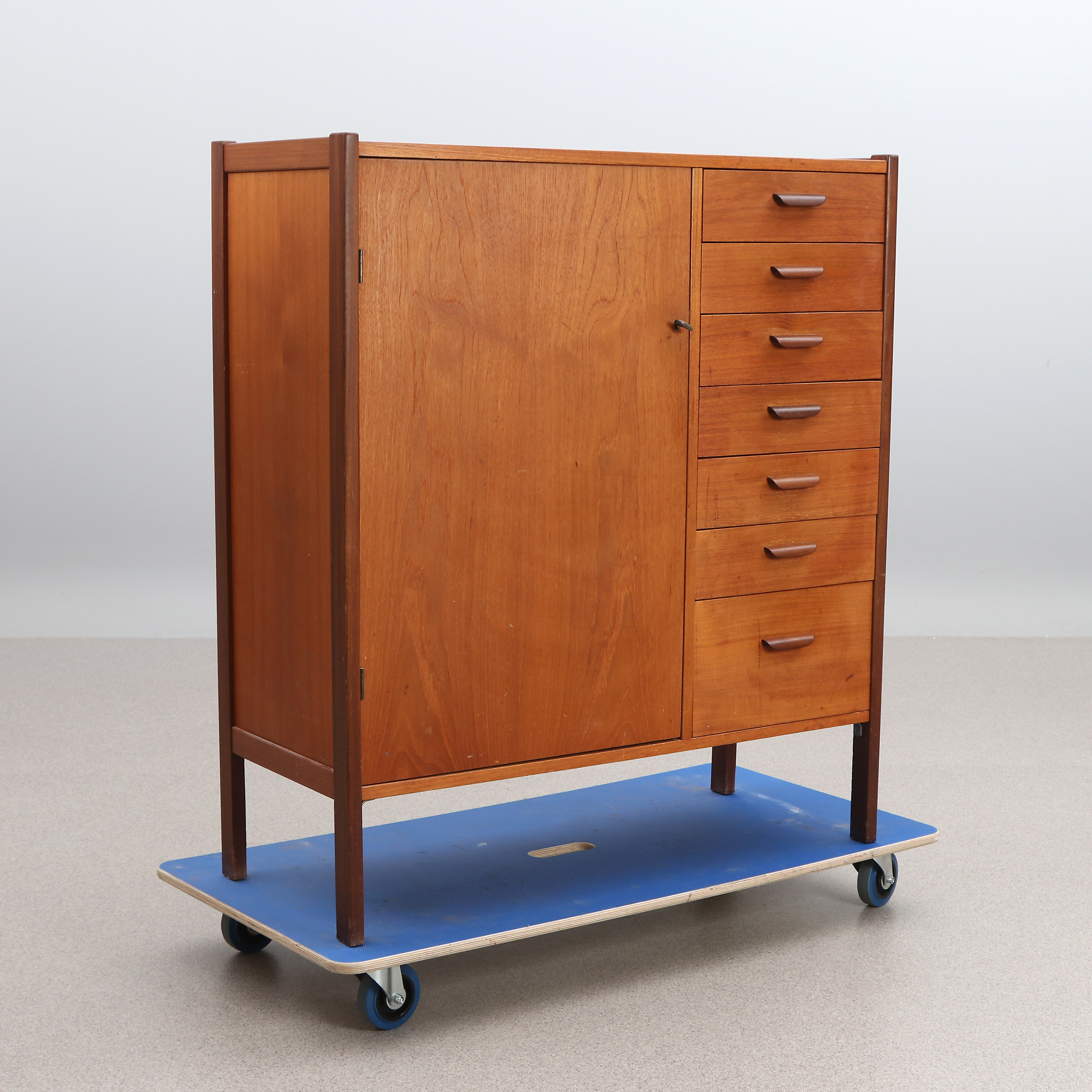 SKÅP. Teak. 1960-tal.