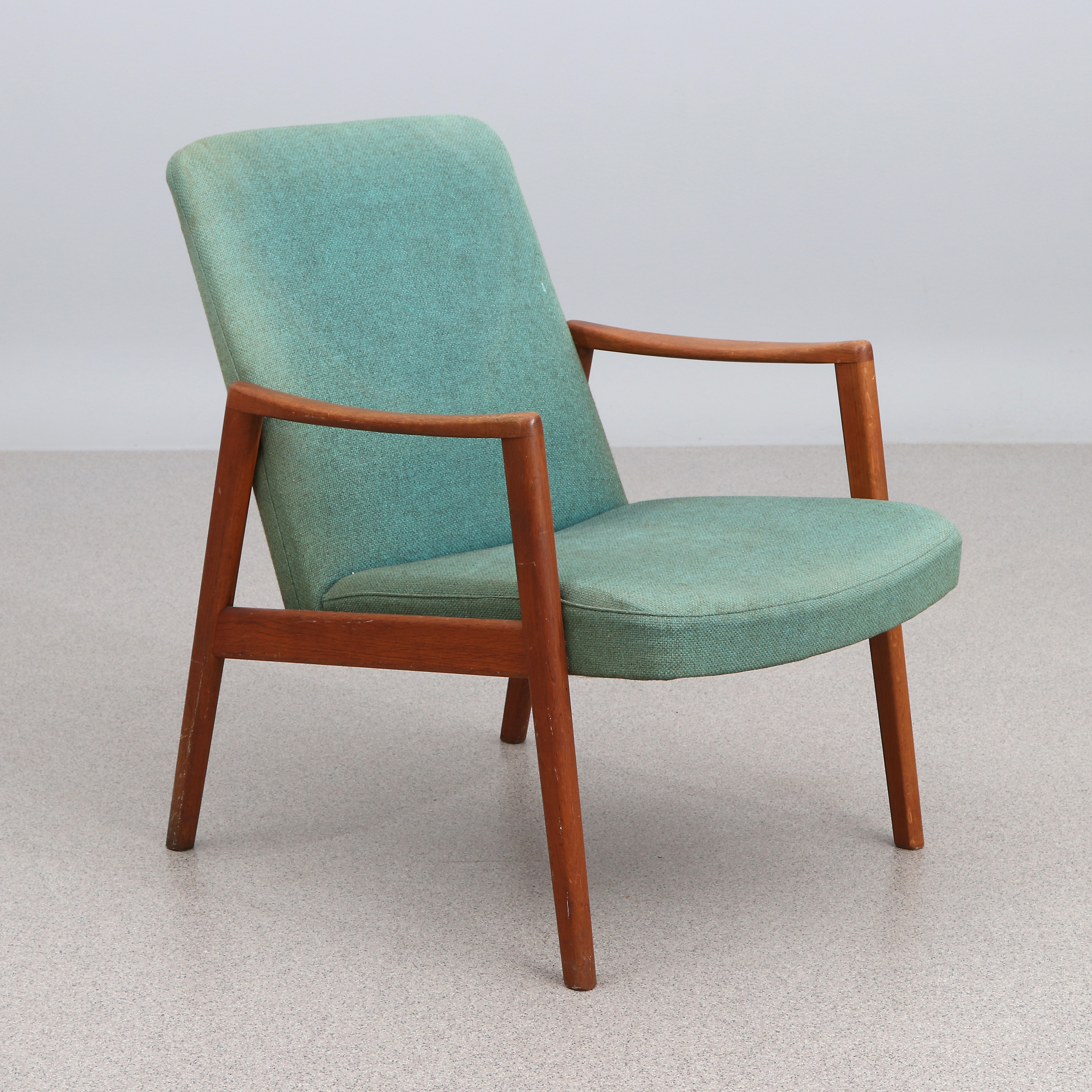KARMFÅTÖLJ. Ek med textilklädsel. 1950/60-tal.