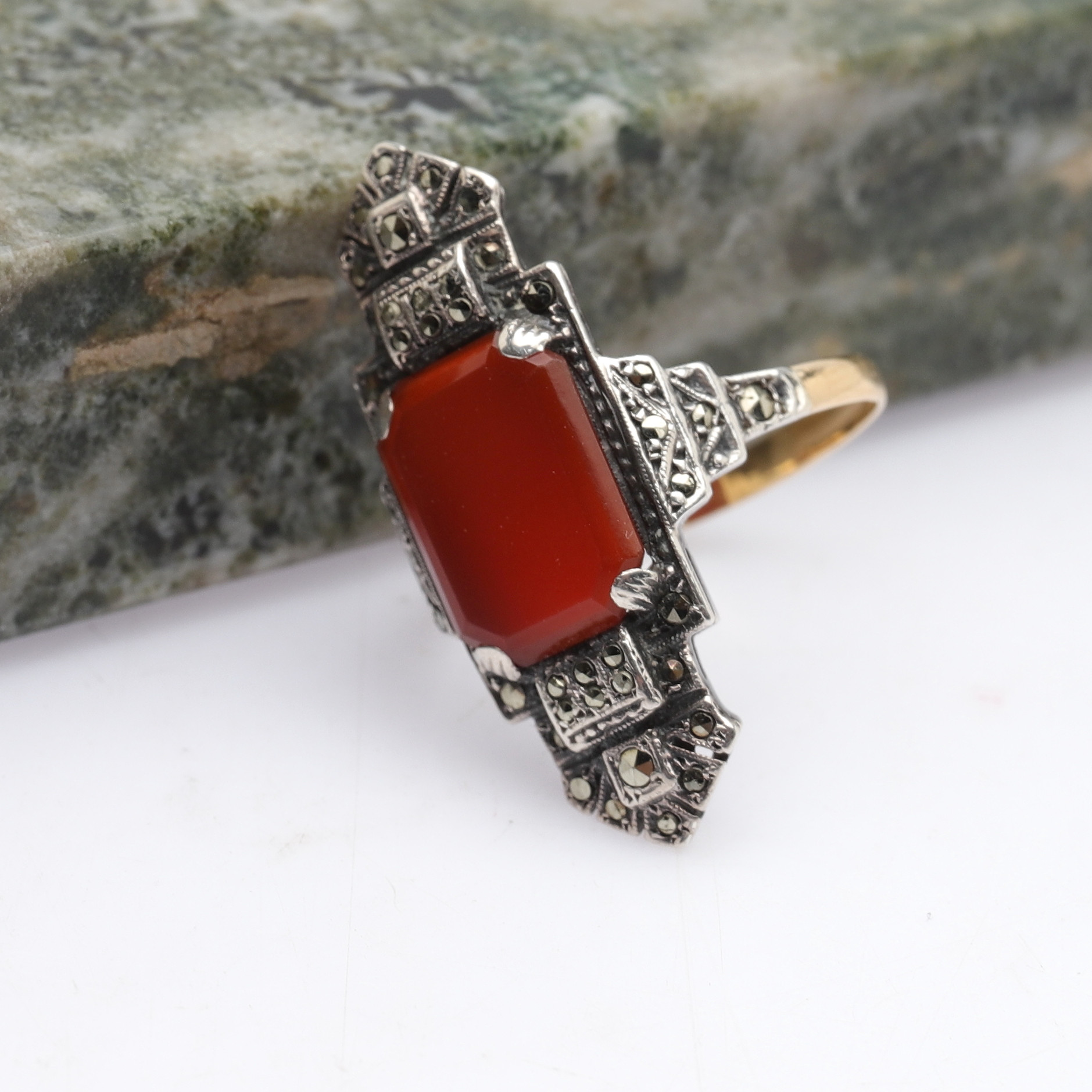 RING, Silver och 18k guld med markasiter och karneol, art deco, totalvikt ca 4,93g.