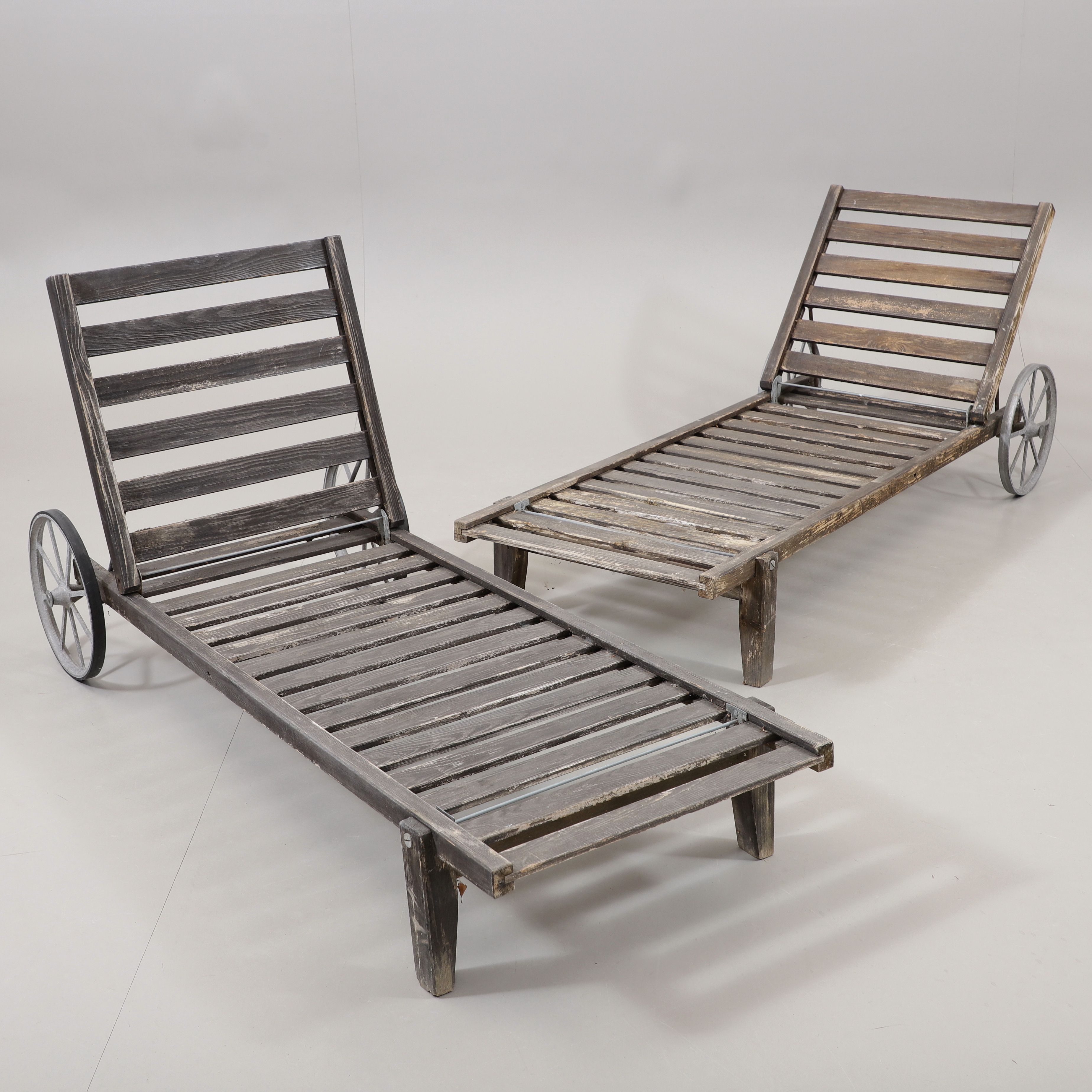 ELSA STACKELBERG. Solsängar, 2 st, furu med hjul av aluminium, 1900-talets andra hälft.