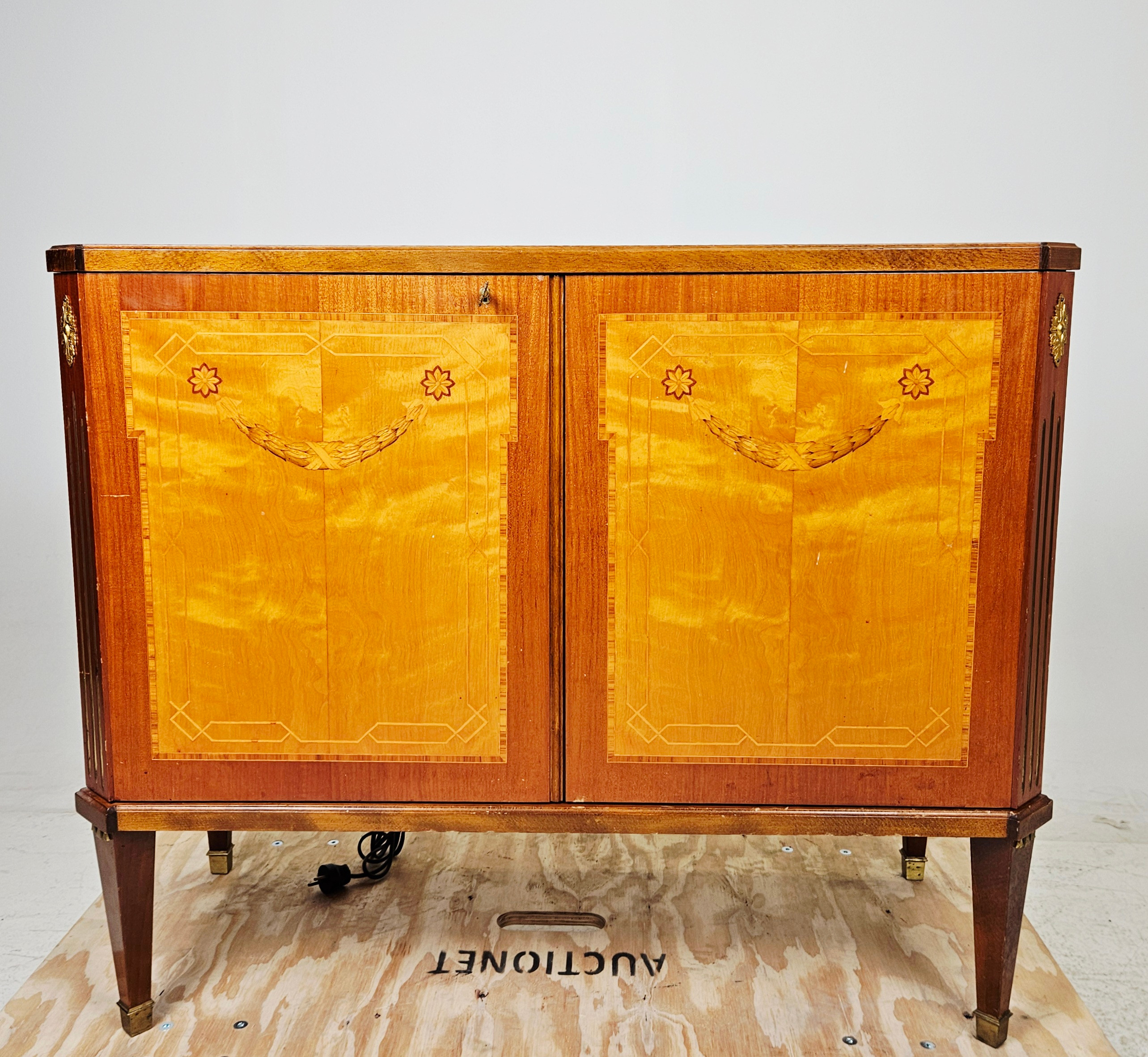 STEREOMÖBEL, Luxor Radio. gustaviansk stil, 1950/60-tal, med LP, och stenkakor.