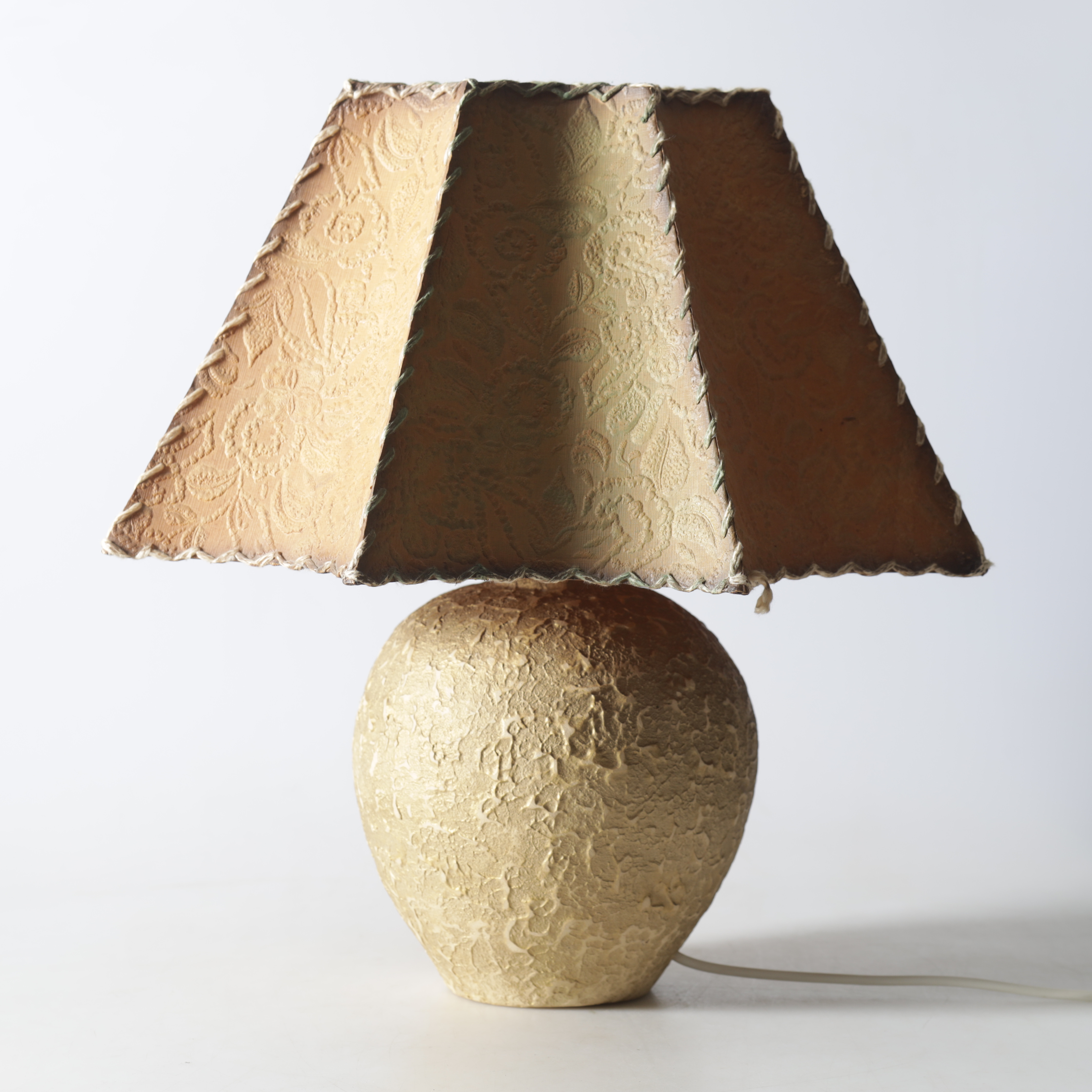 BORDSLAMPA, keramik, 1900-talets första hälft.