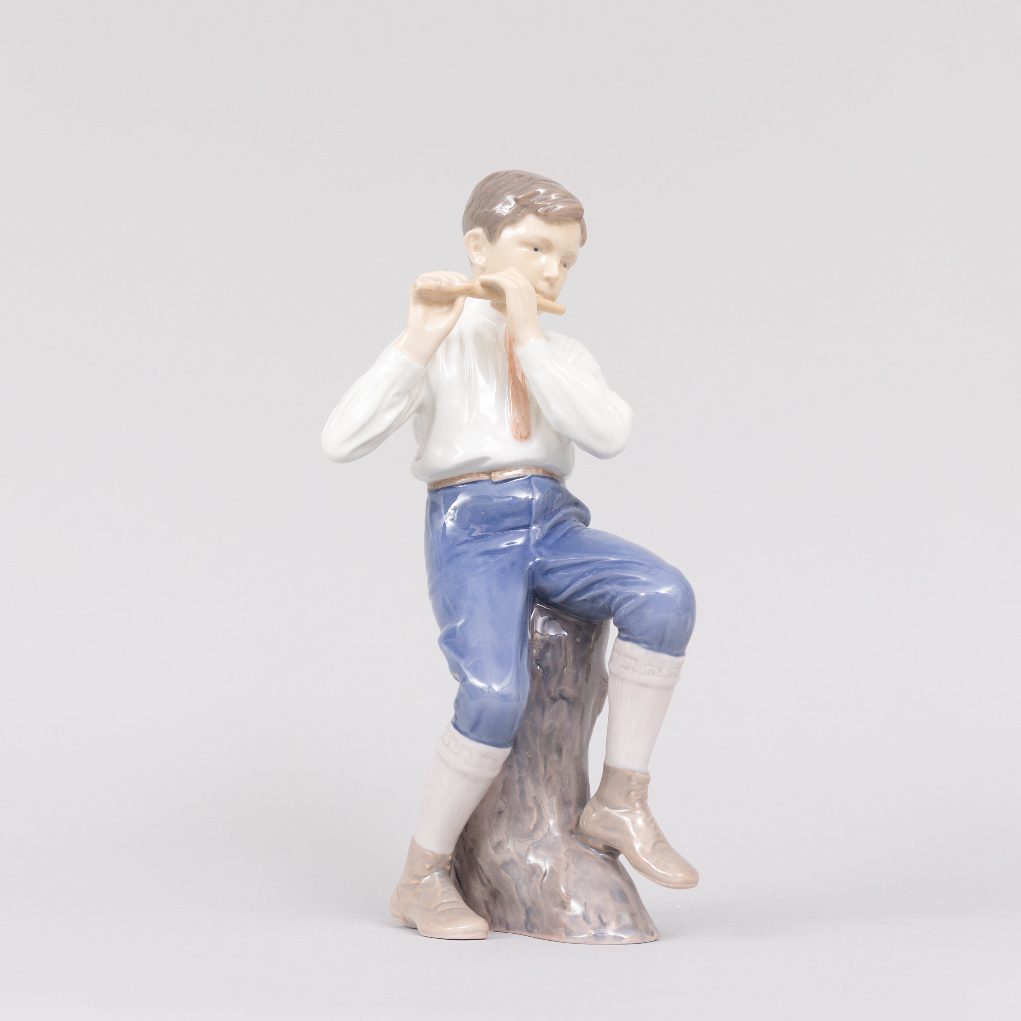 INGEBORG PLOCROSS-IRMINGER (DANMARK  1872-1962). Figurin, Flöjtspelande polje, porslin, Bing &Gröndahl, Denmark.