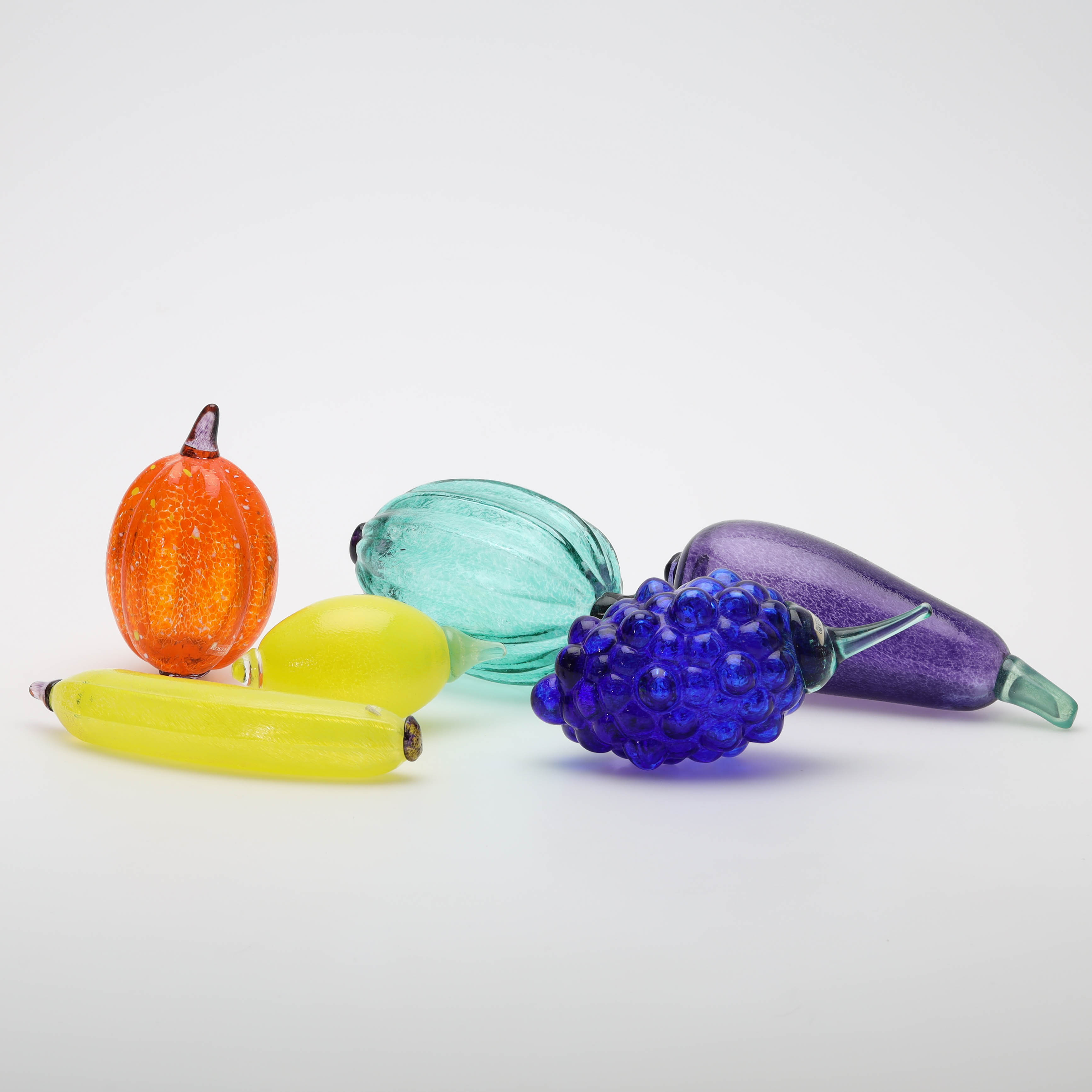 GUNNEL SAHLIN. figuriner, 6 delar, glas, "Frutteria", Kosta Boda, delvis signerade och etikettmärkta.