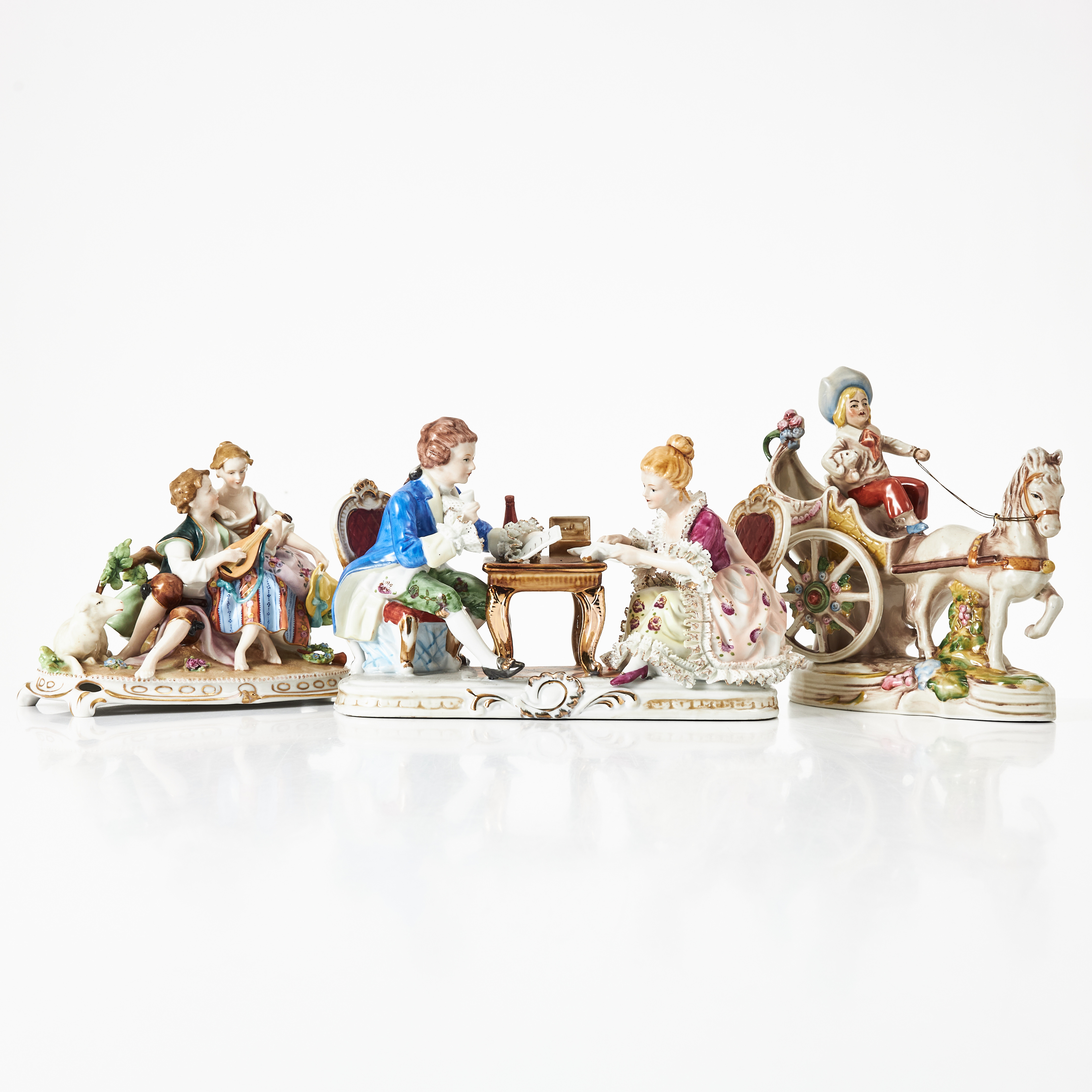 FIGURGRUPPER, 3 st., porslin, 1900-talets första hälft, rokokostil, polykromt bemålade, detaljer i guld.