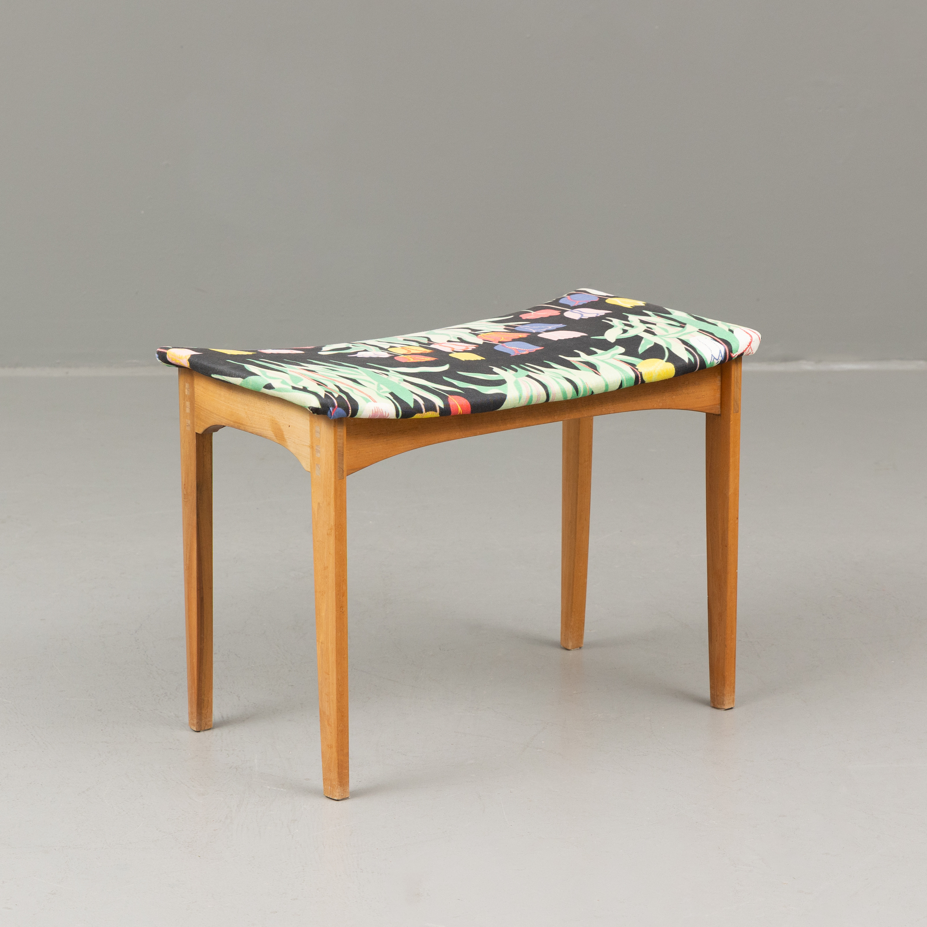 PALL, klädd i Josef Frank "Tulpaner", 1900-talets mitt.