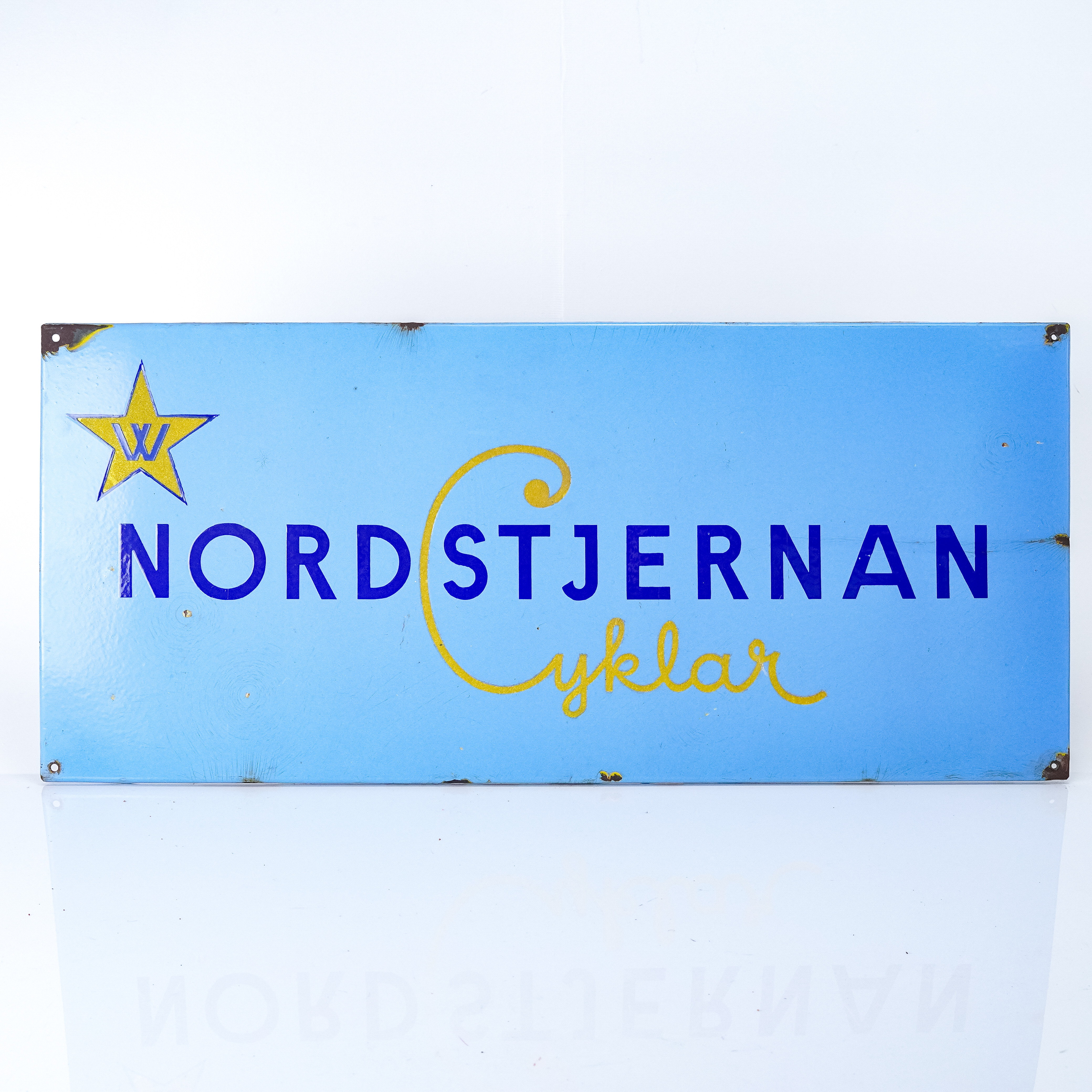 NORDSTJERNAN CYKLAR, emaljskylt med inslag av glaspulver, 1930/40-tal.