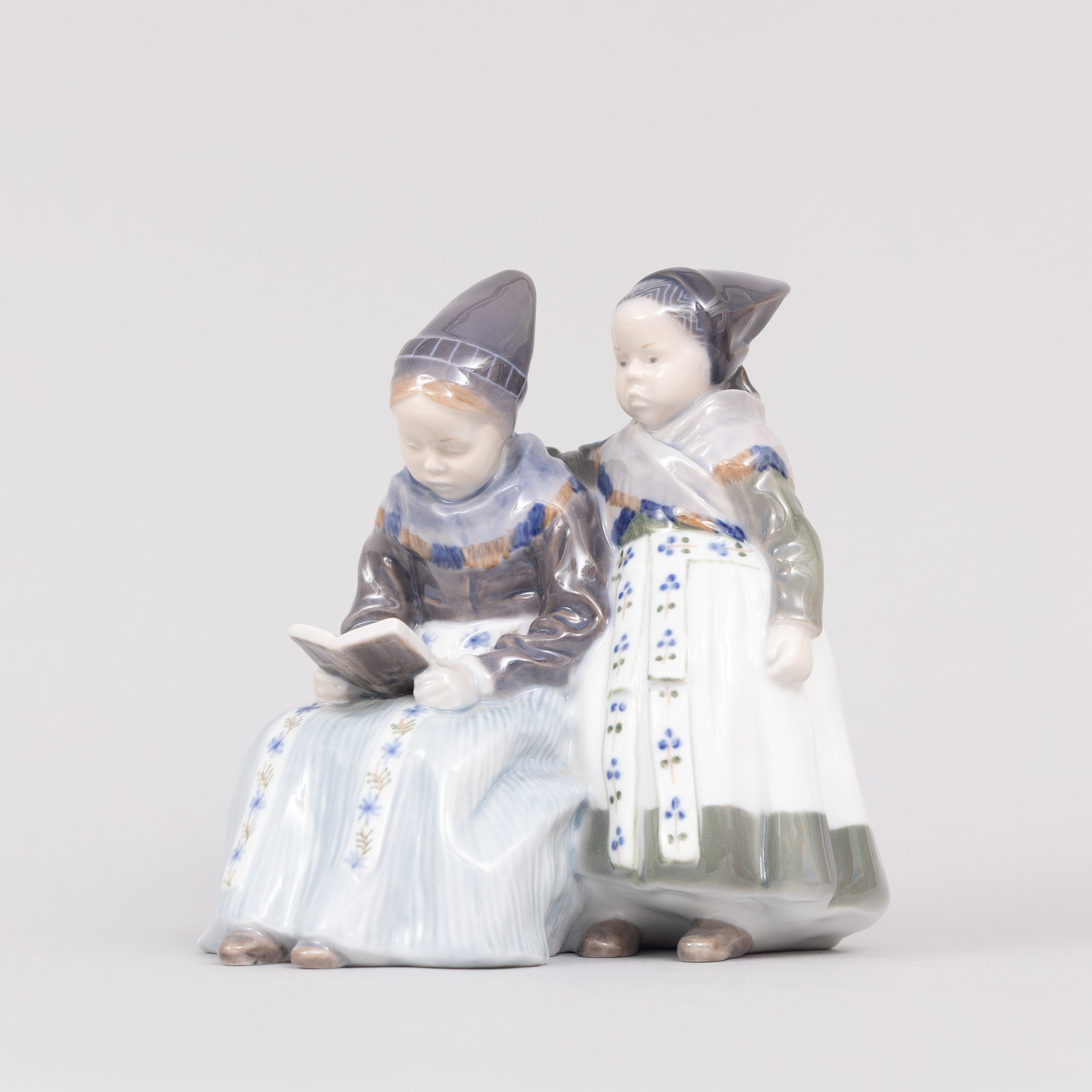 LOTTE BENTER-BOGDANOFF (DANMARK 1871-1948). Figurin, Läsande flickor, porslin, Royal Copenhagen, Denmark.