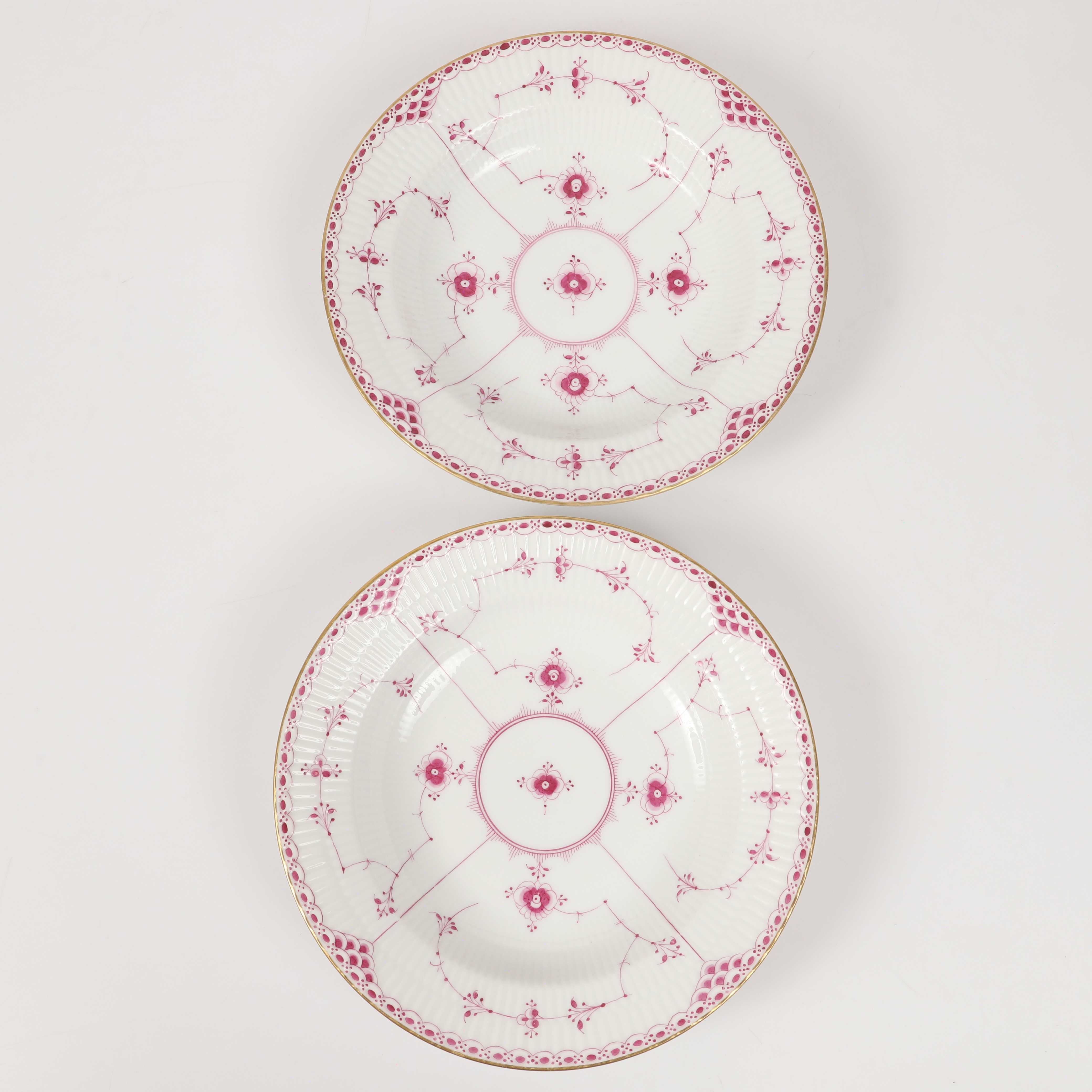 DJUPA TALLRIKAR, 2 stycken, "Purpurröd Musselmalet", halvblond med förgylld kant, Royal Copenhagen, Danmark.