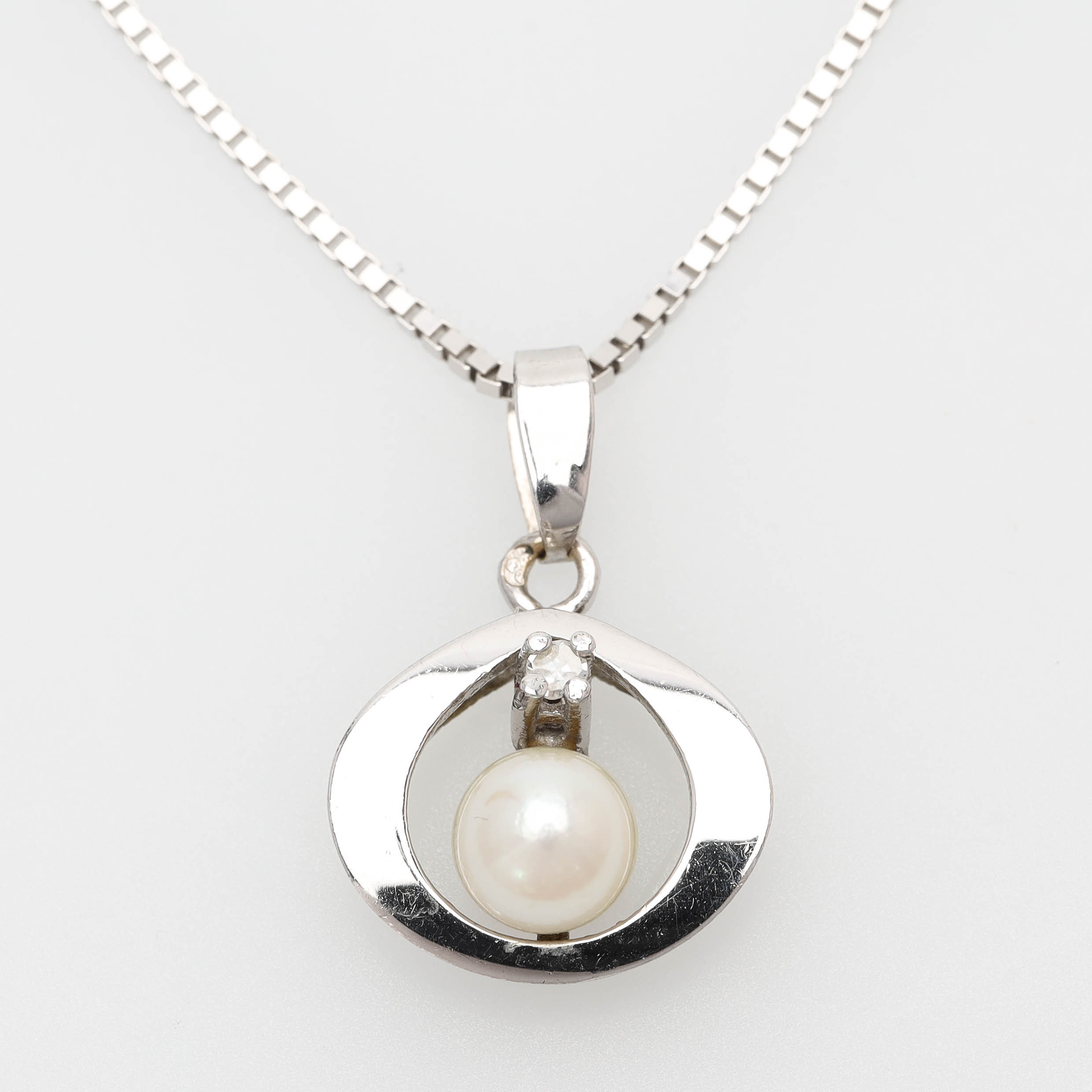 KEDJA med HÄNGE, 18 k vitguld, åttkantslipad diamant samt odlad pärla.