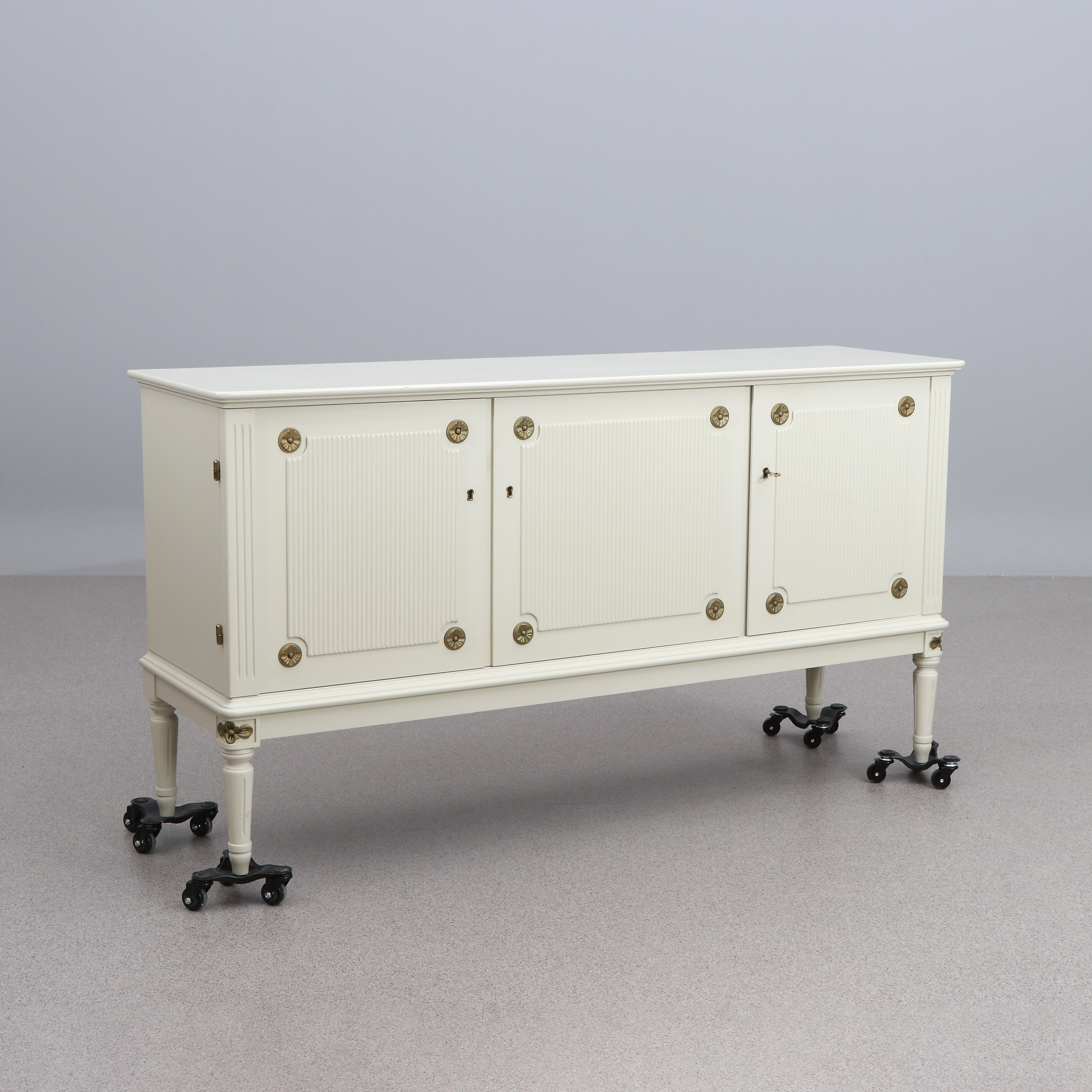 SIDEBOARD. Lackerat trä. Gustaviansk stil, 1900-talets andra hälft.