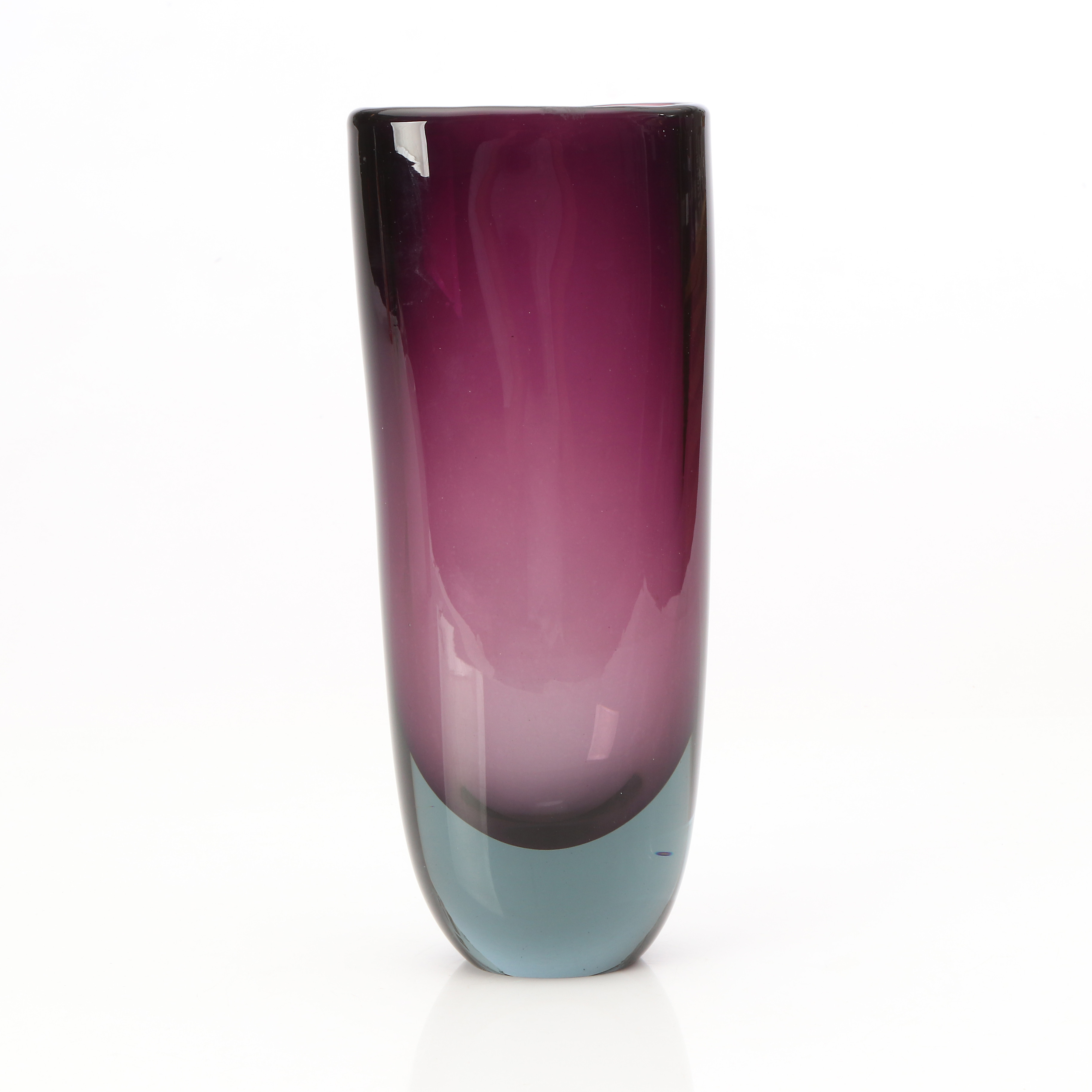 VICKE LINDSTRAND. VAS. Konstglas. Signerad: Kosta LH 1359.
