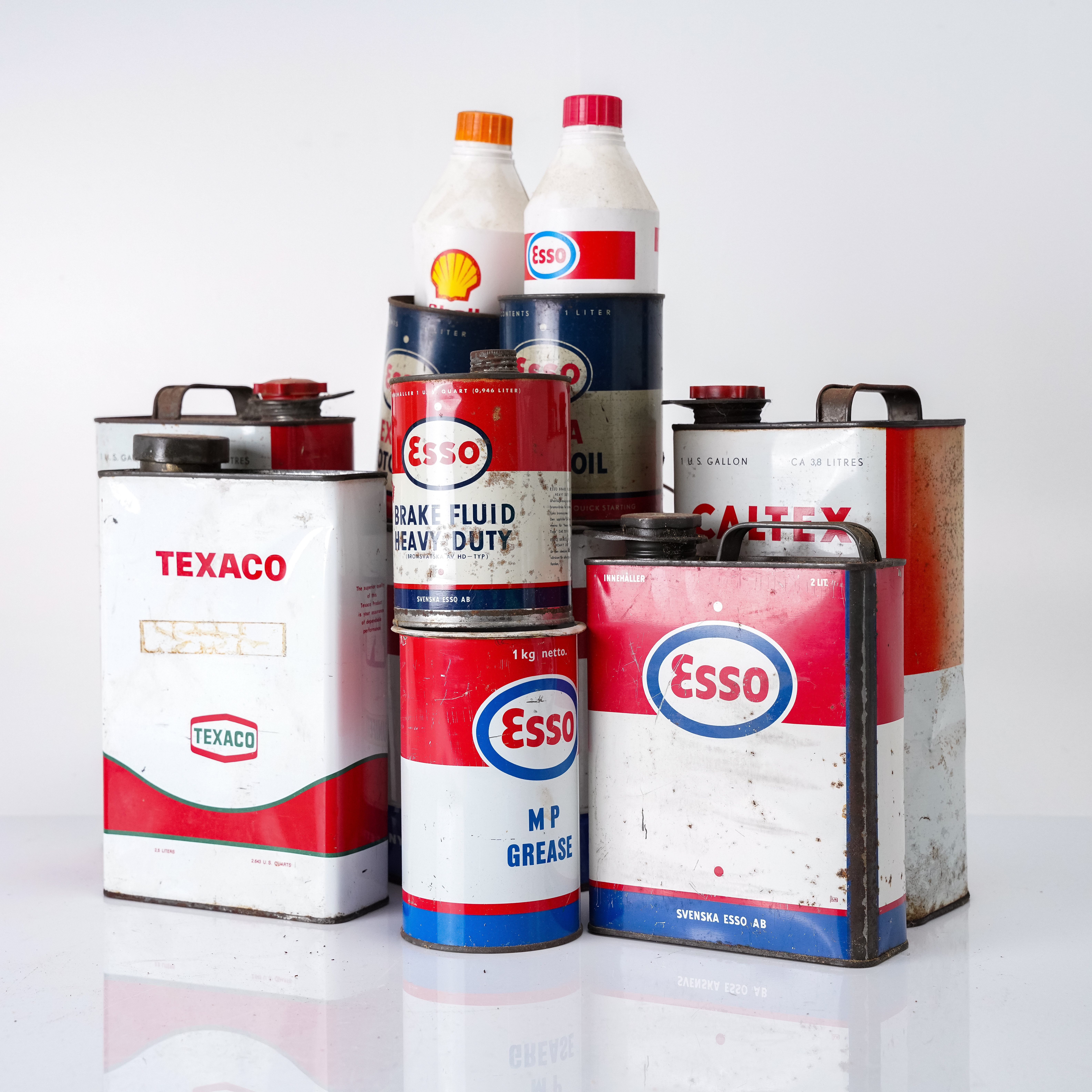 CALTEX, ESSO, NYNÄS, TEXACO, parti plåtburkar mm, 11 st, 1900-tal.