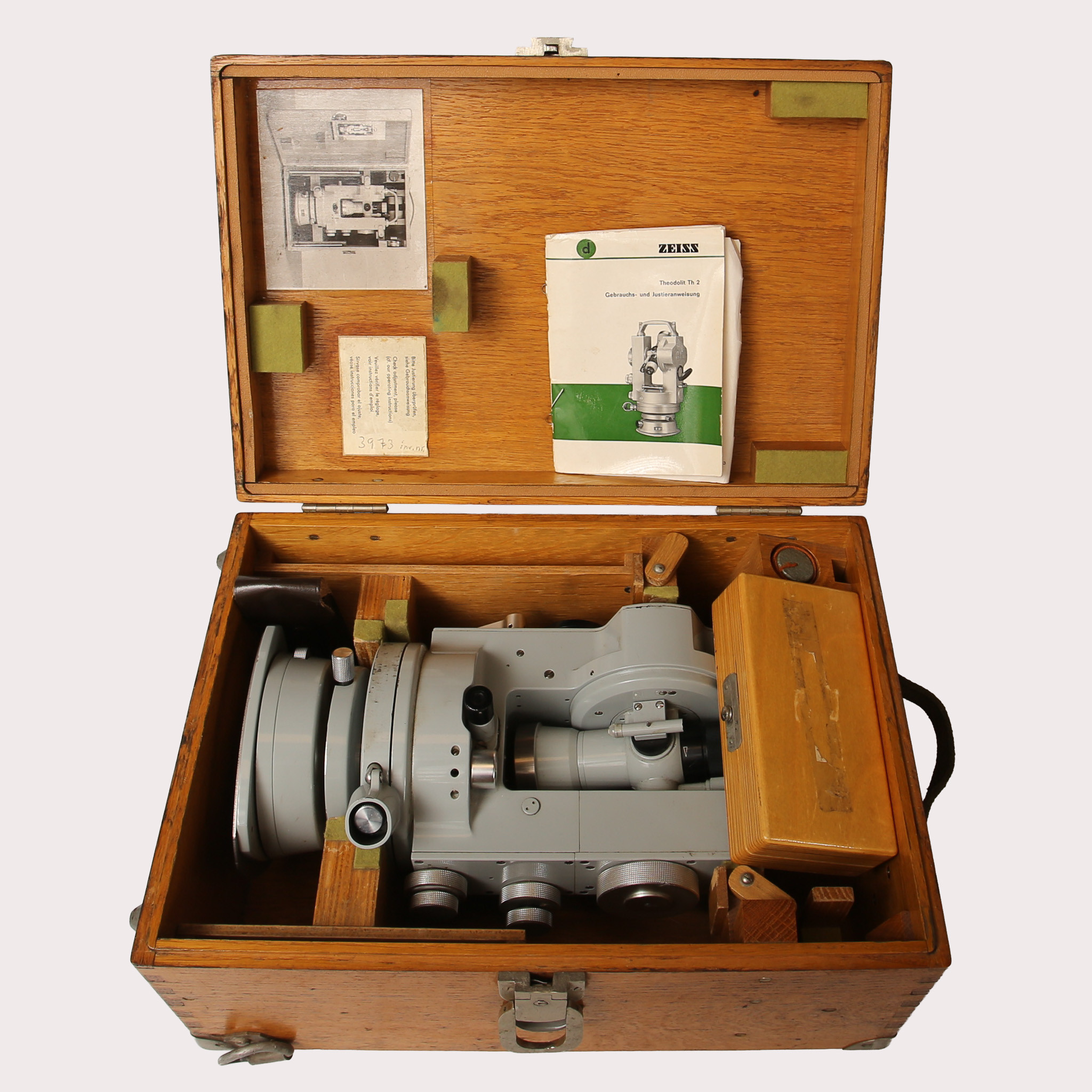 TEODOLIT, th 2, ZEISS. Placerad i låda av ek med järnbeslag, bärhandtag upptill. 1900-talets andra hälft.