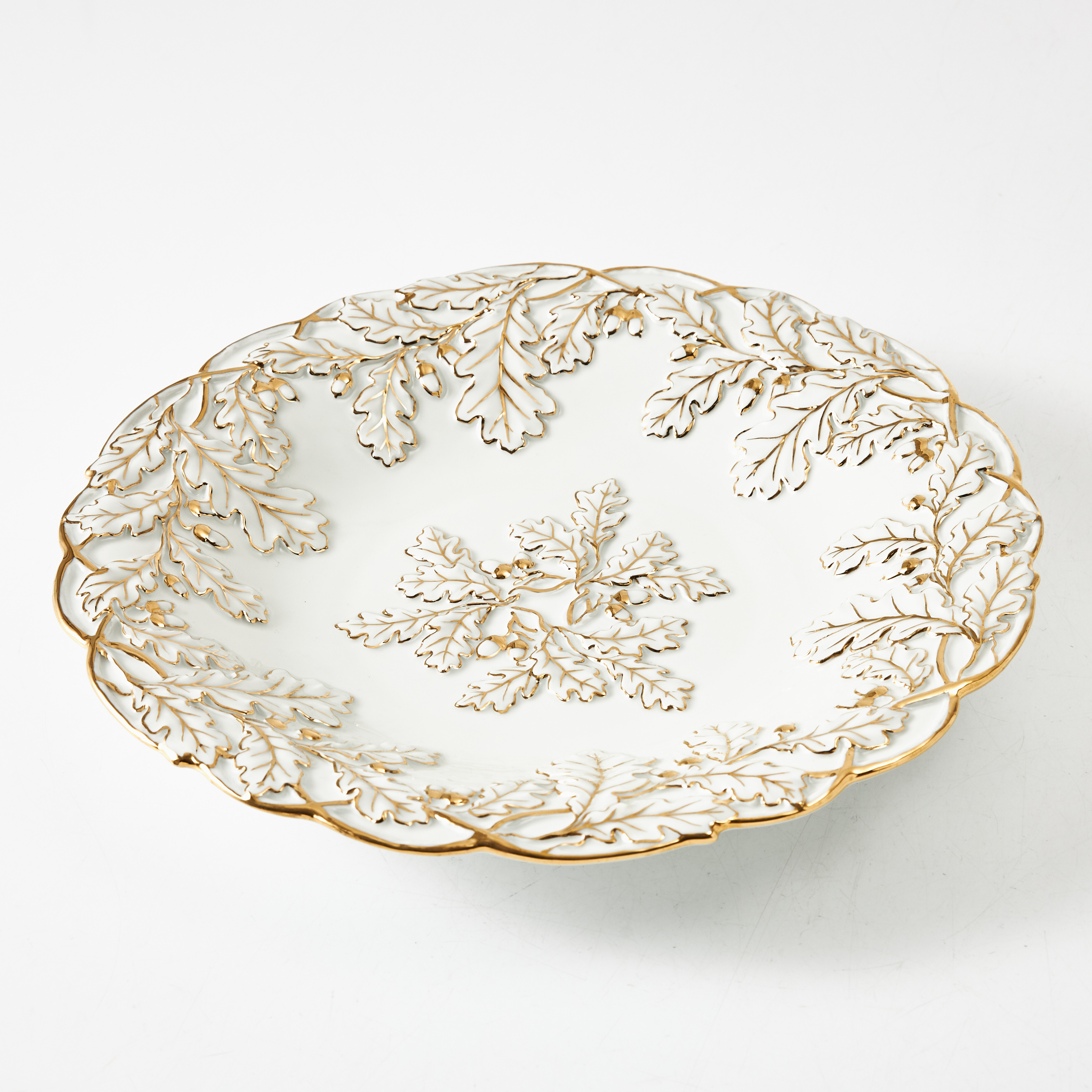 MEISSEN (etabl. 1710), fat, porslin, Tyskland, 1900-talets första hälft, reliefdekor av ekblad i guld.
