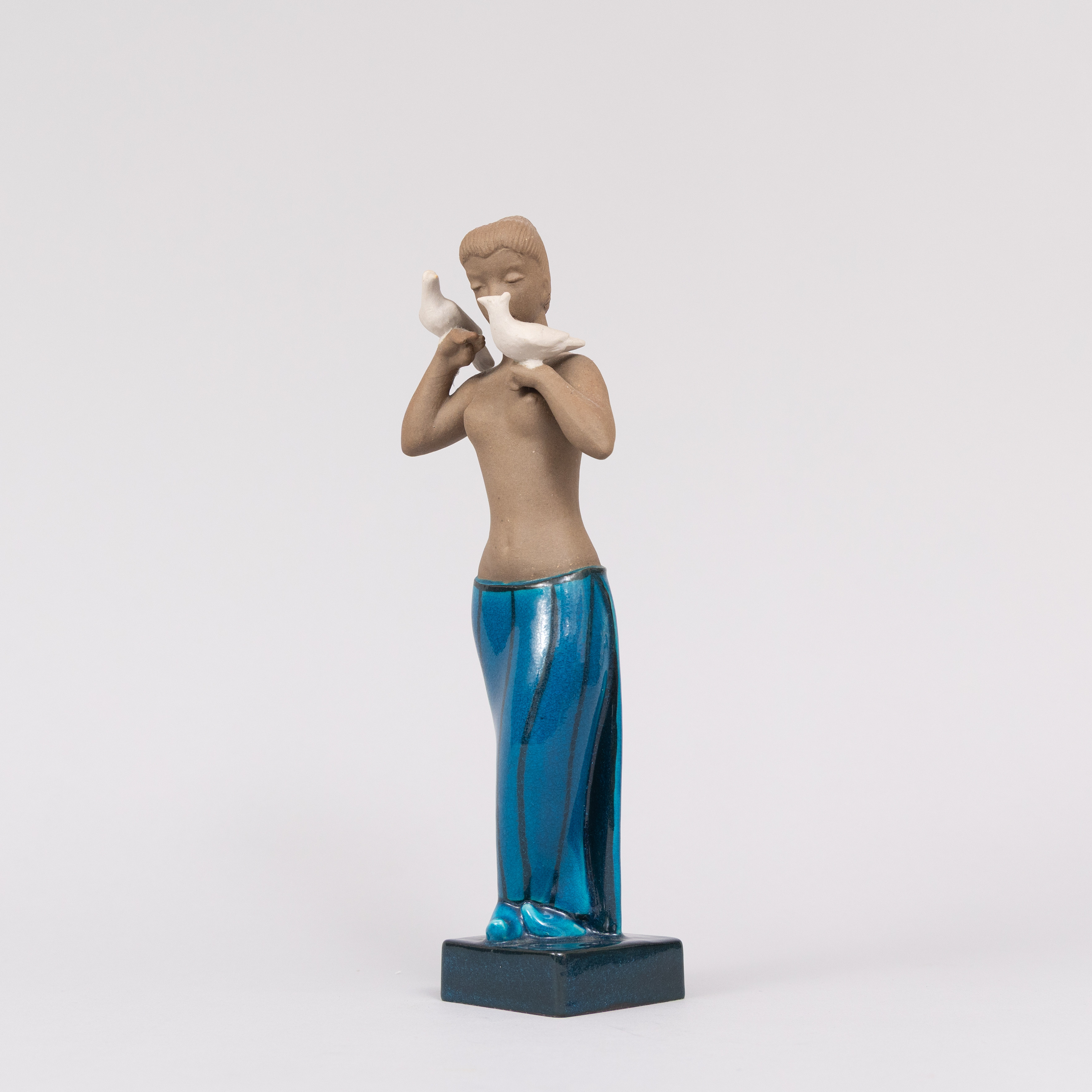 JOHANNES HEDEGAARD (DENMARK 1915-1999). Flicka med duvor, stengods, Royal Copenhagen, Denmark. signerad.