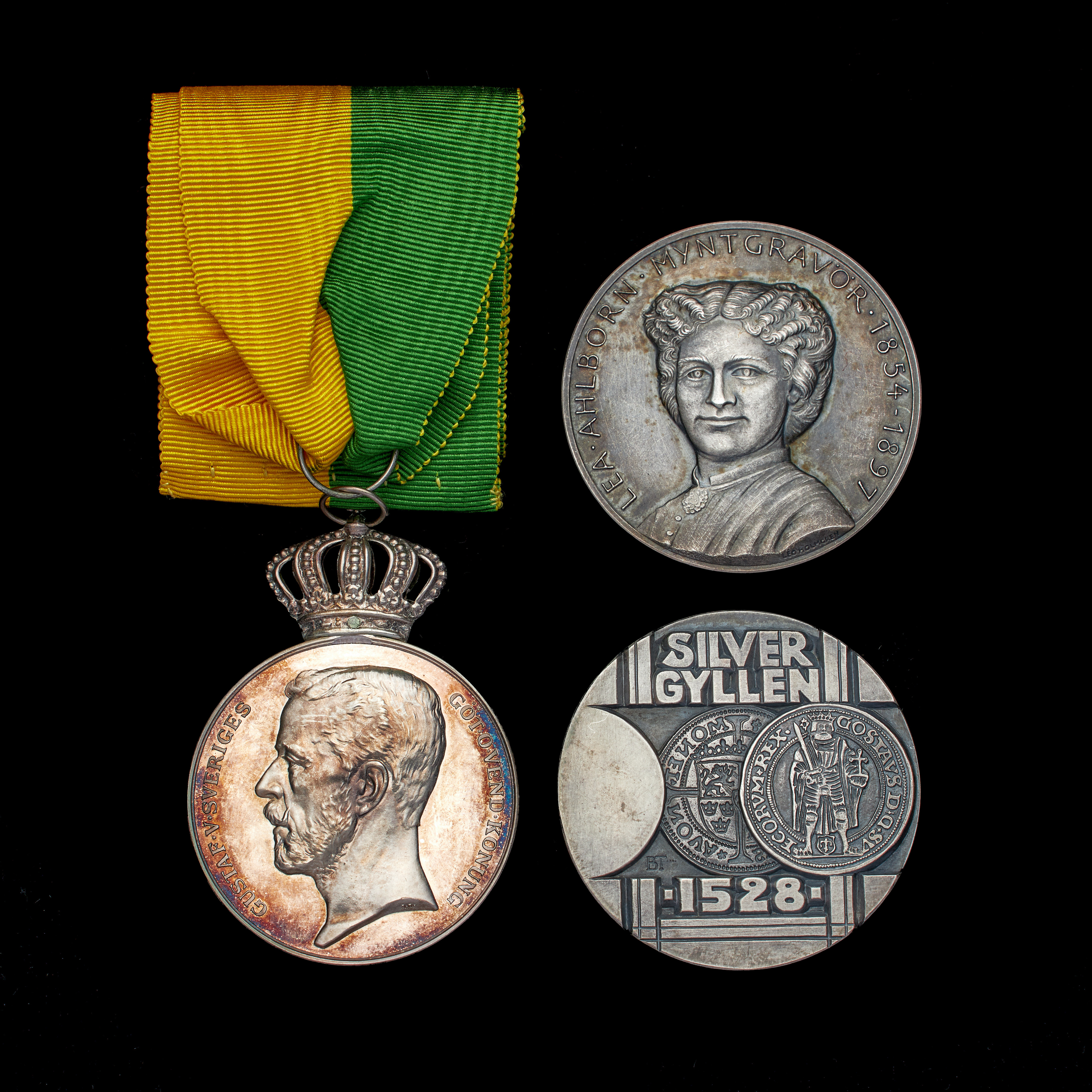 MINNESMEDALJER samt ORDENSTECKEN, 4 dlr, silvermalm Joachimstaler, silvergyllen, minnesmedalj över Lea Ahlborn, dito Adolf Lindberg, Kungliga patriotiska sällskapet för långvarig trogen tjänst, de tre förra i sterling silver.