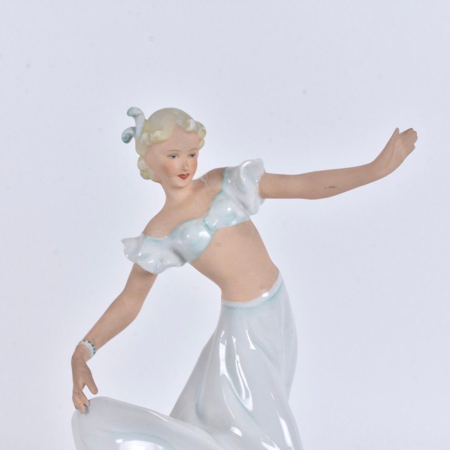 FIGURIN, delvis bemålat porslin, Schaubach Kunst, Wallendorf.