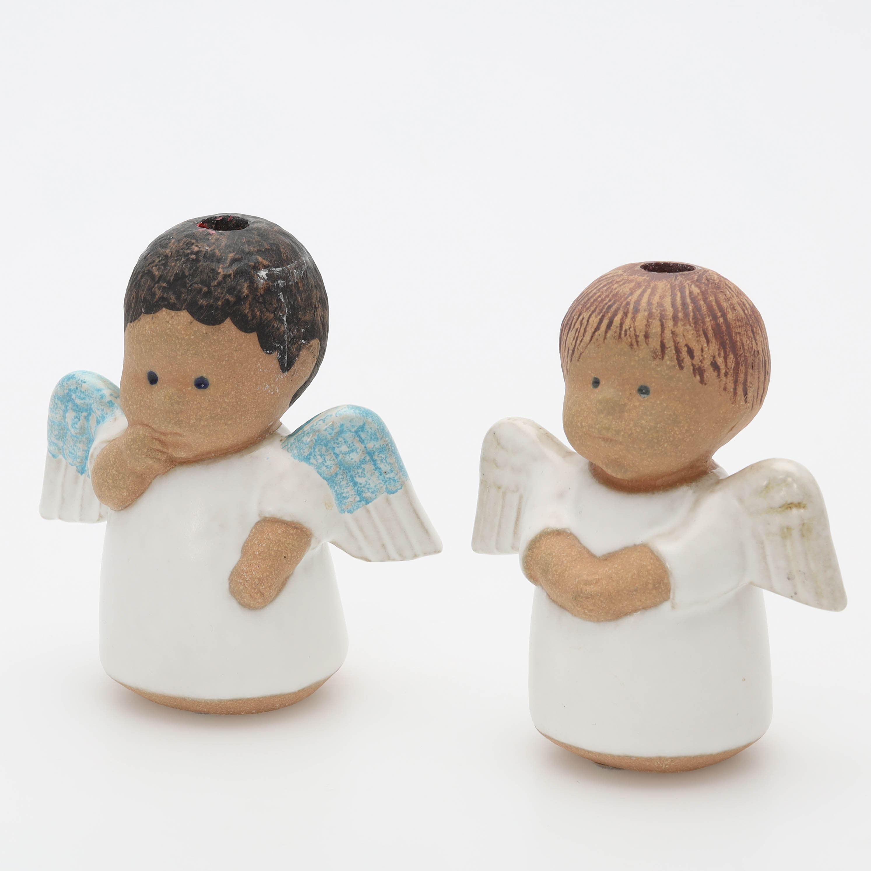 LISA LARSON. Figuriner/ljusstakar, 2 st, "Angelo" & "Angela", ur serien "Änglabarn", signerade Lisa Larson, studiohanden, Gustavsberg.