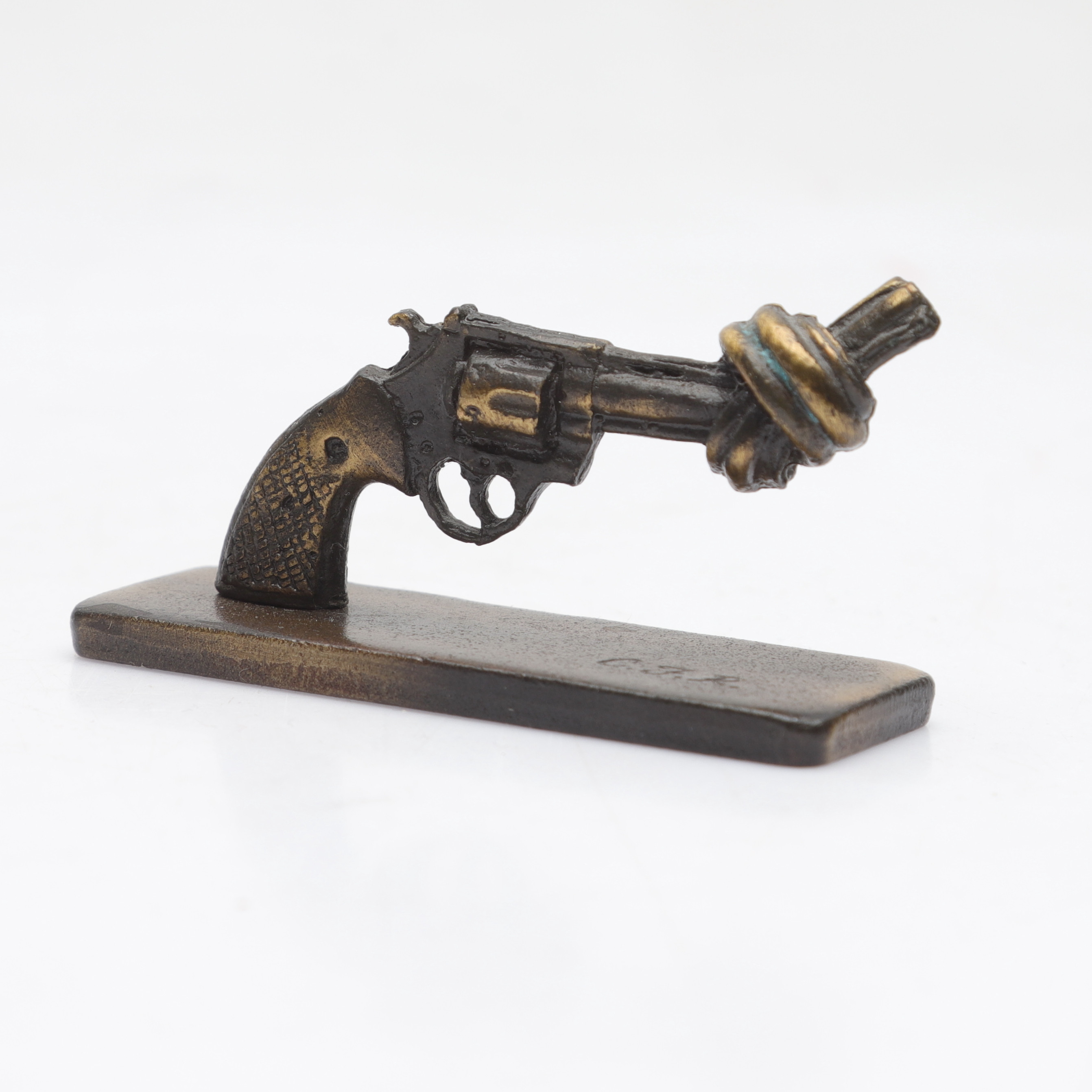 CARL FREDRIK REUTERSWÄRD. Skulptur, "Non-Violence", Brons, Signerad.