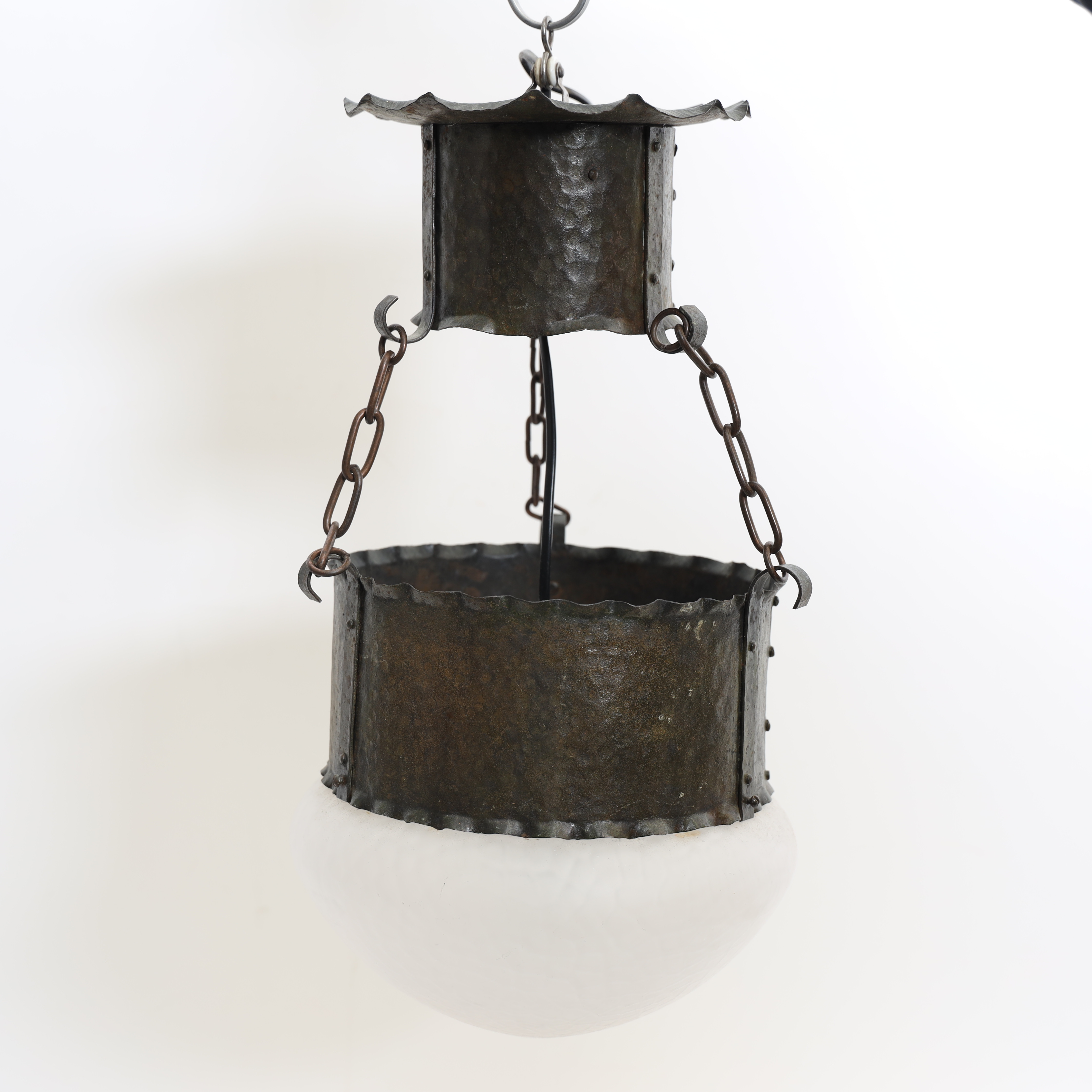 TAKLAMPA, jugend, 1900-talets början, järnsmide, med frostad kupa.
