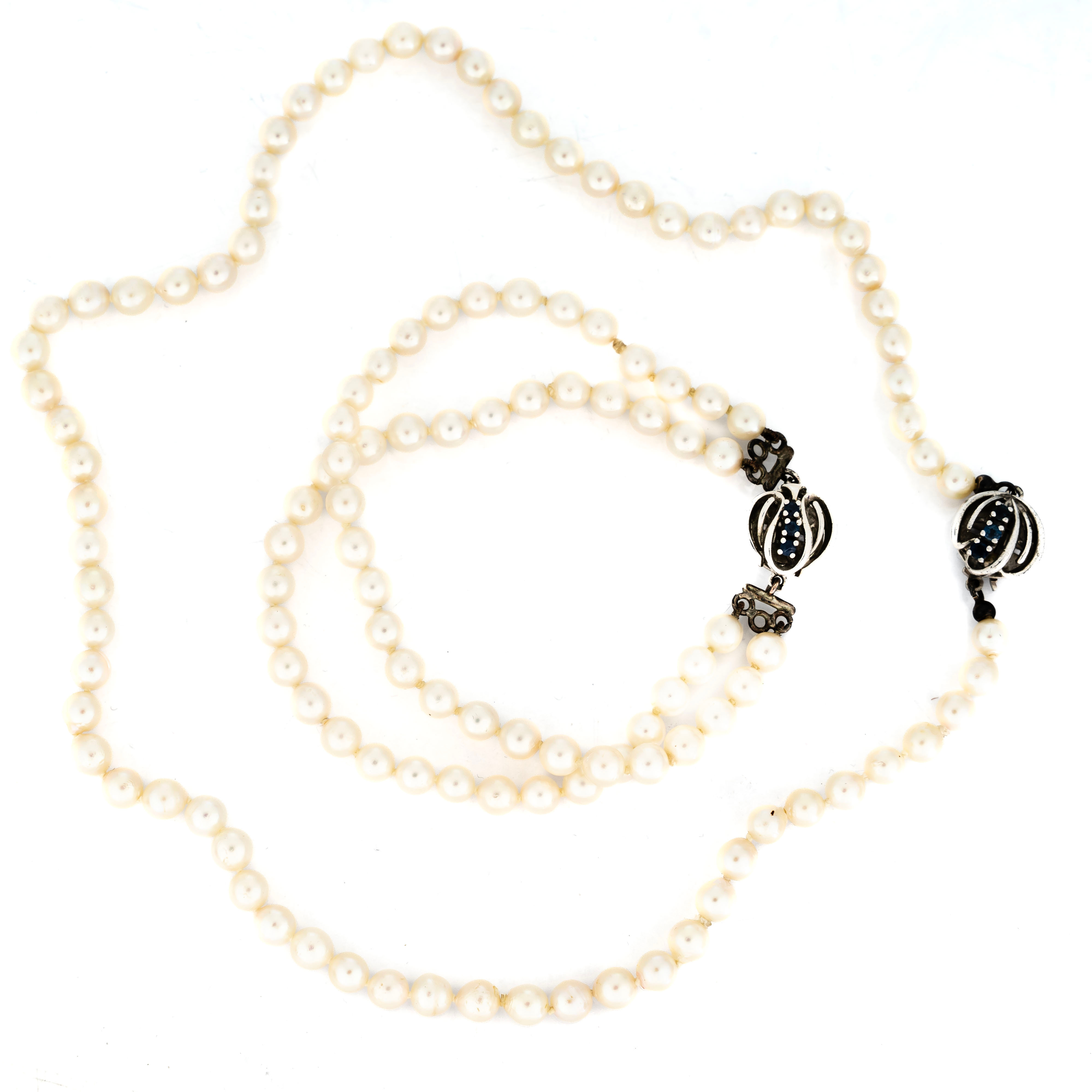 PÄRLCOLLIER OCH PÄRLARMBAND, Lås i silver, 1900-tal.