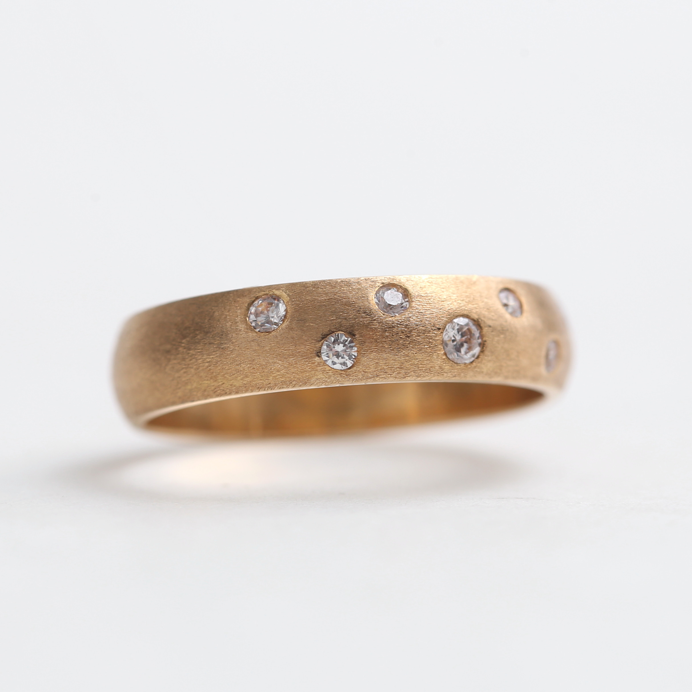 RING, 18 k guld med 7 st stenar, 4,02 gram.