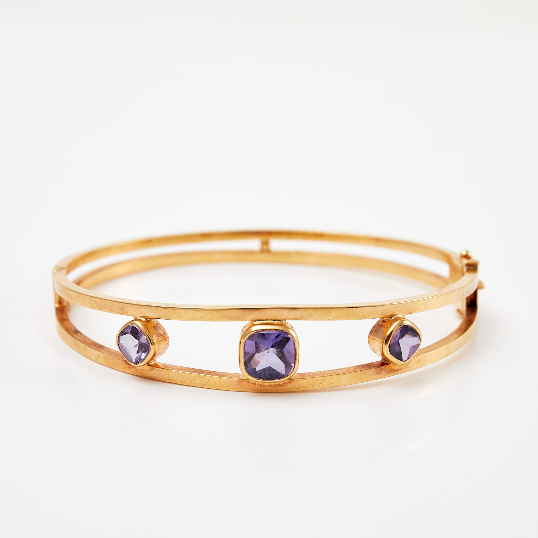 ARMBAND, 18 k guld, med ametister, stelt, öppningsbar, Svedboms Guldsmeds Ab Hov, Vetlanda 1960.