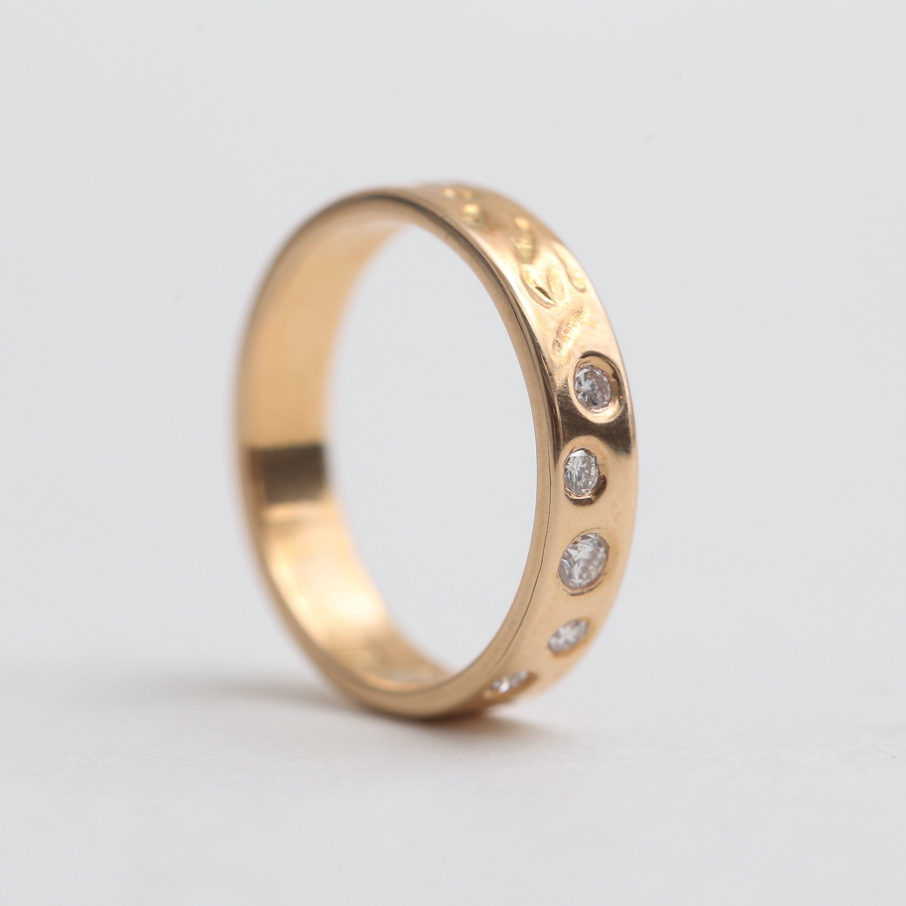 RING, 18 k guld med 6 diamanter, 0,15 ct, 3,90 gram.