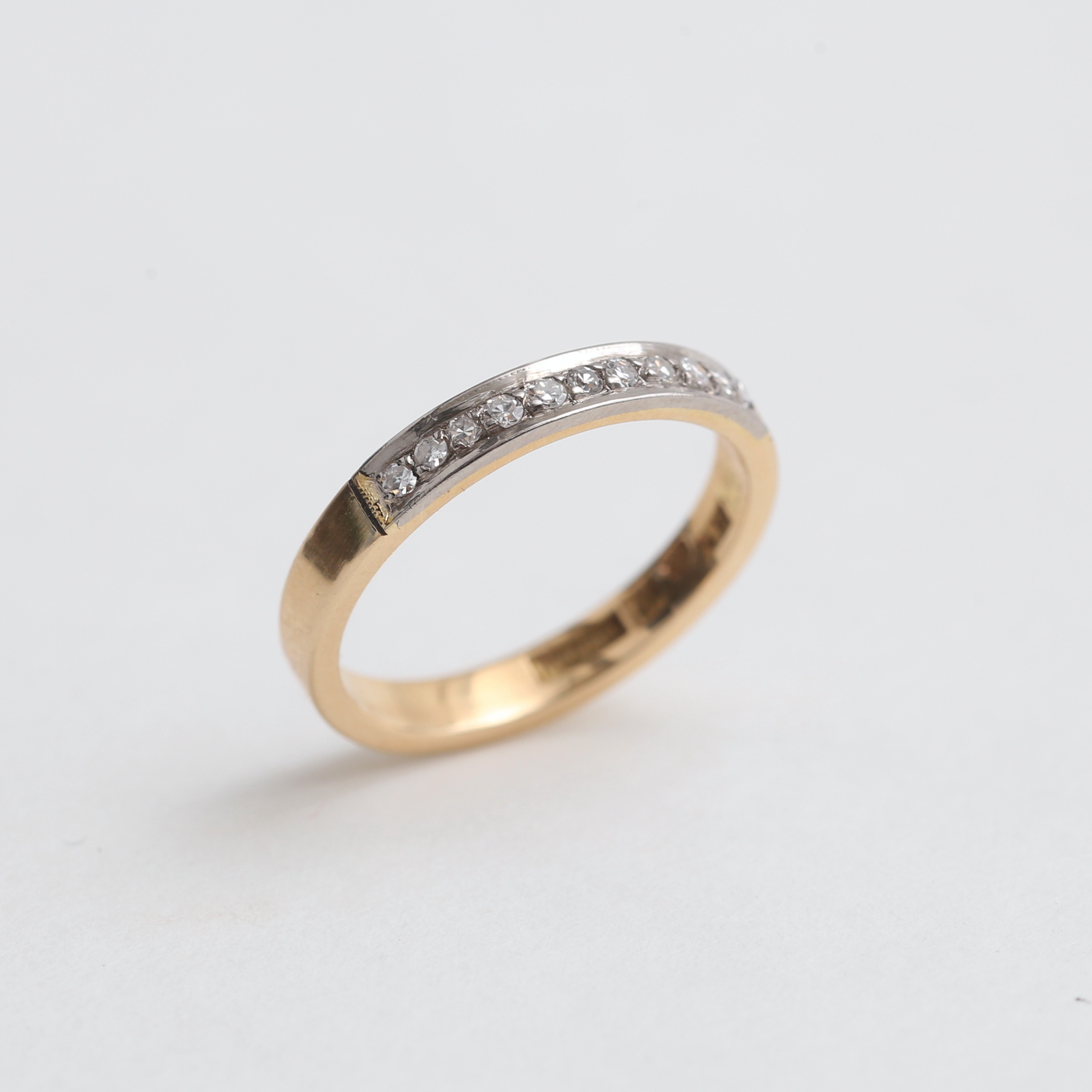 RING, 18 k guld med 11 diamanter, 3,23 gram.
