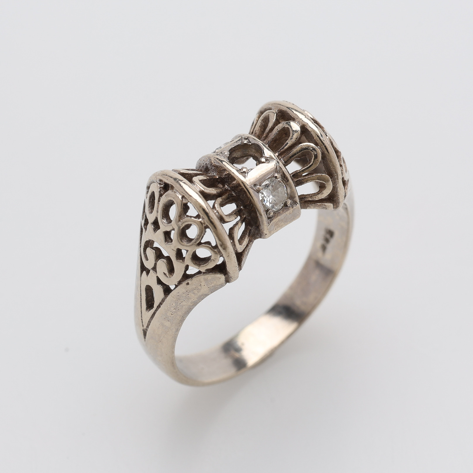 RING, 14 k vitt guld, med 2 briljanter om ca 0,07 ct st (en sten saknas), 4,2 g.