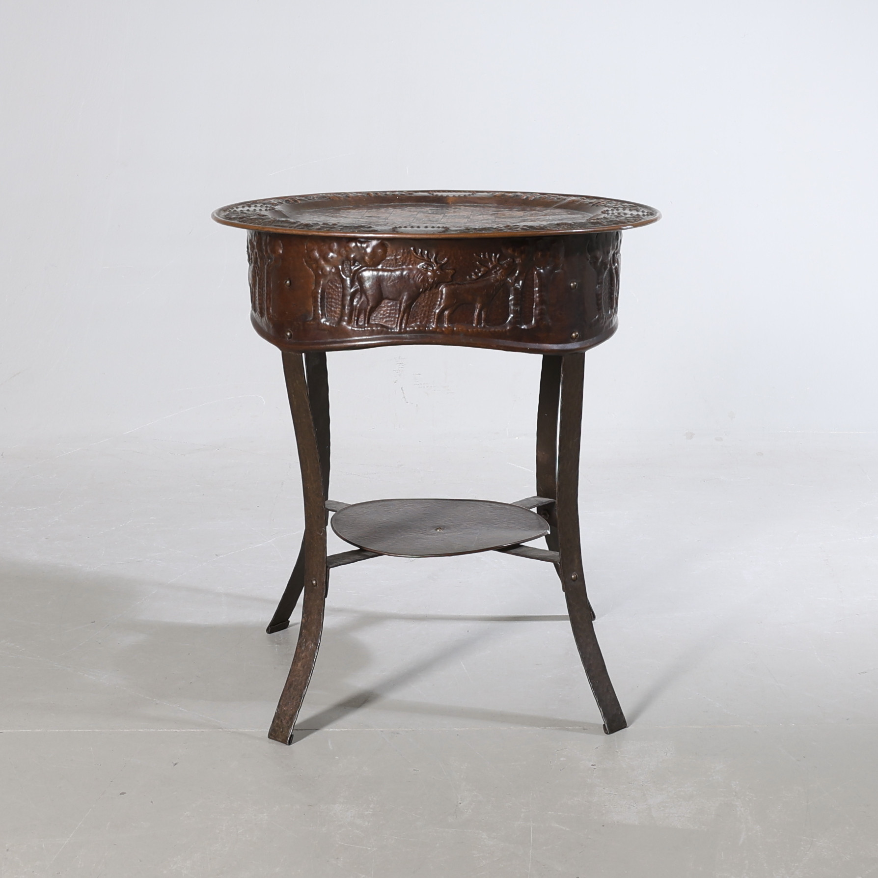 RÖKBORD, med schackbräde, koppar, jugend, 1900-tal.