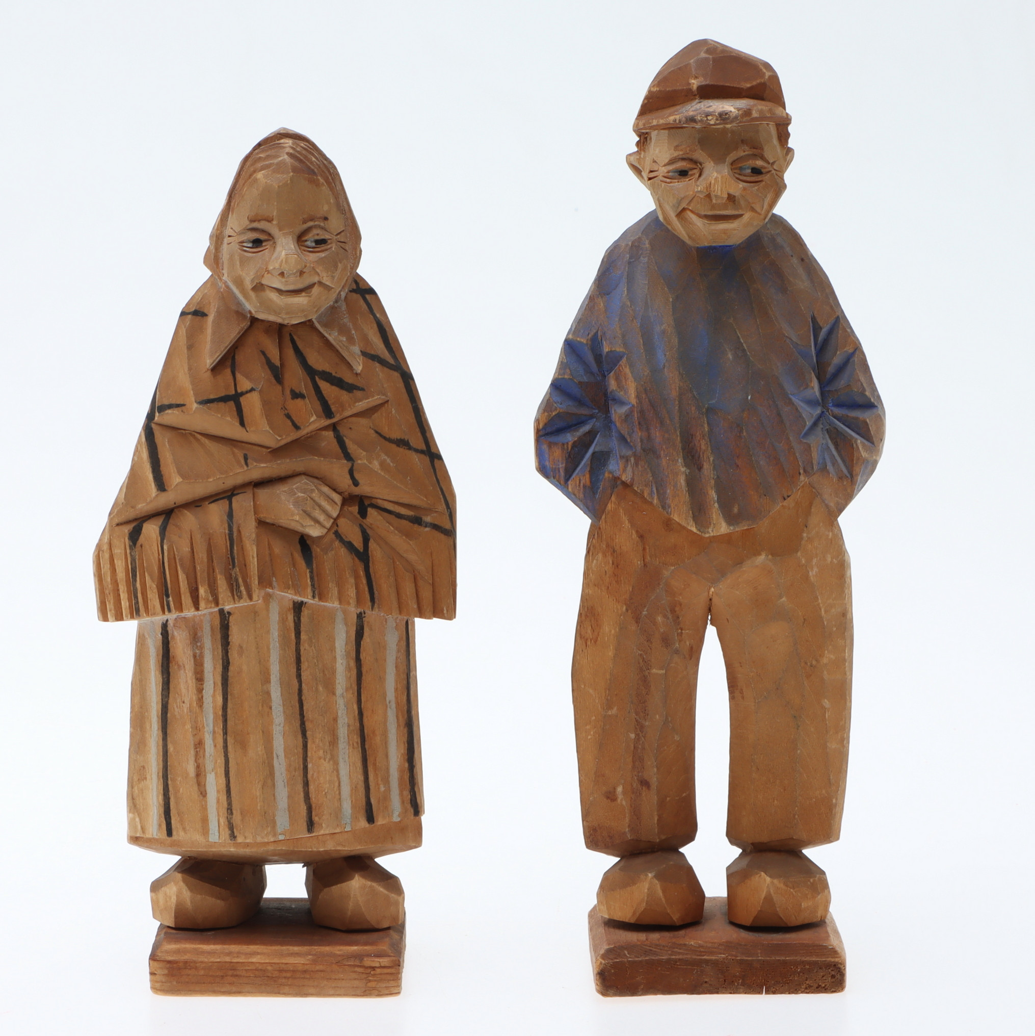 OIDENTIFIERAD KONSTNÄR. Träsnideri, 2 st, gubbe & gumma, signerad, 1900-talets mitt.