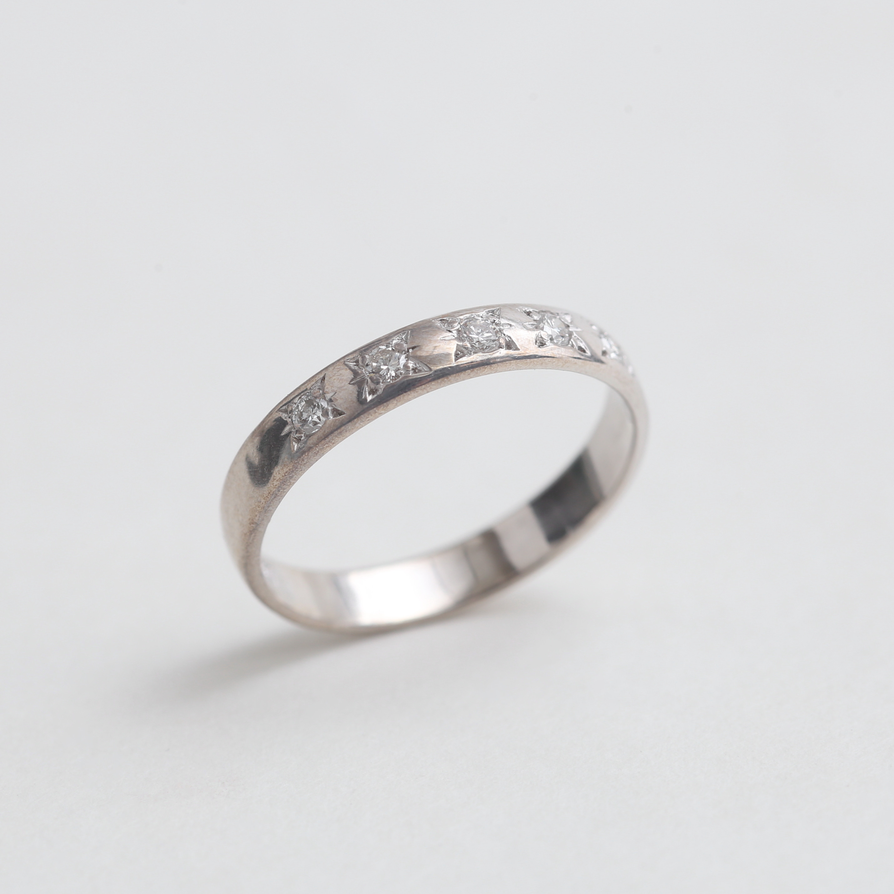 RING, 18 k vitguld med 5 stenar, 0,17 ct, 2,96 gram.