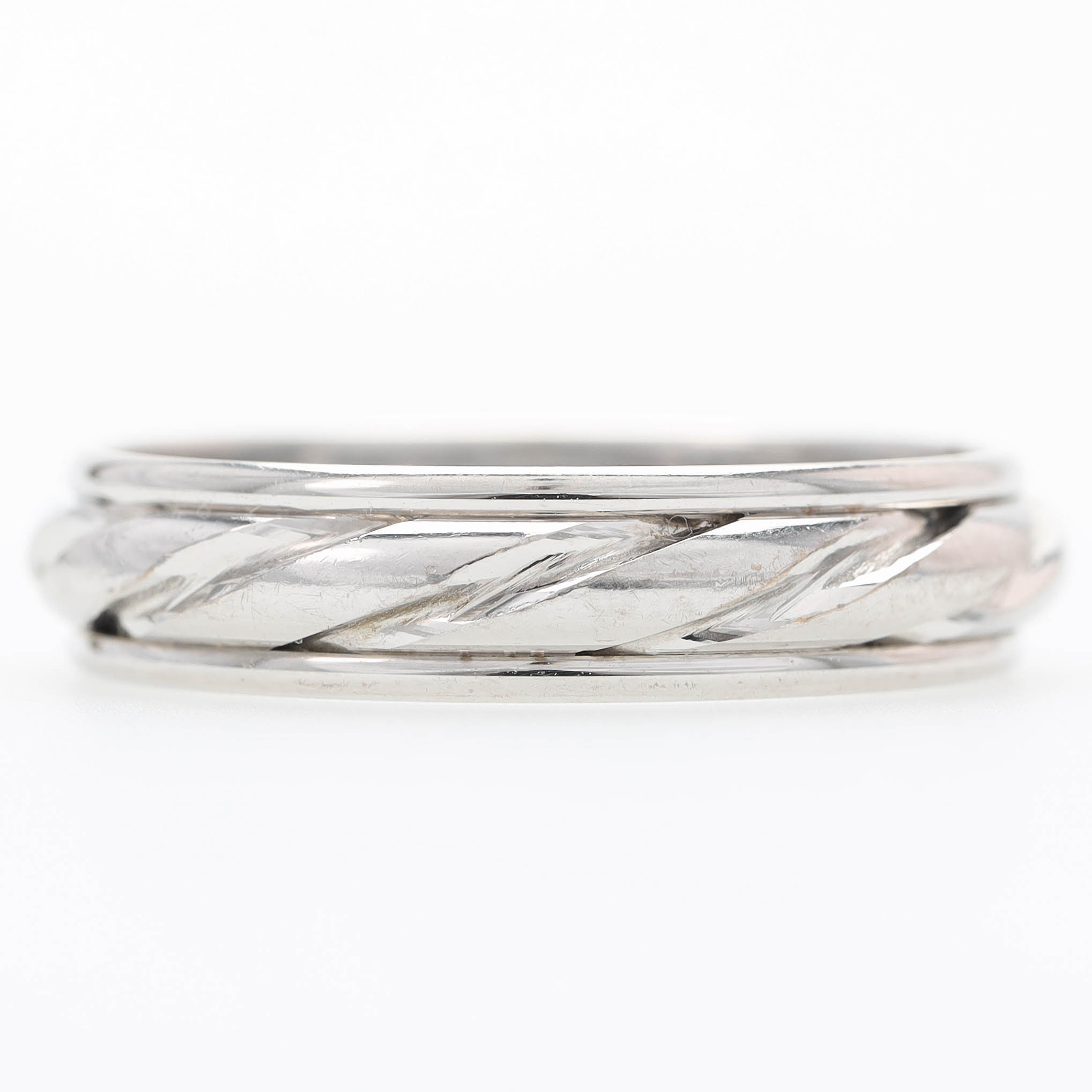 RING, 18 k vitguld, mönstrad, rodierad.