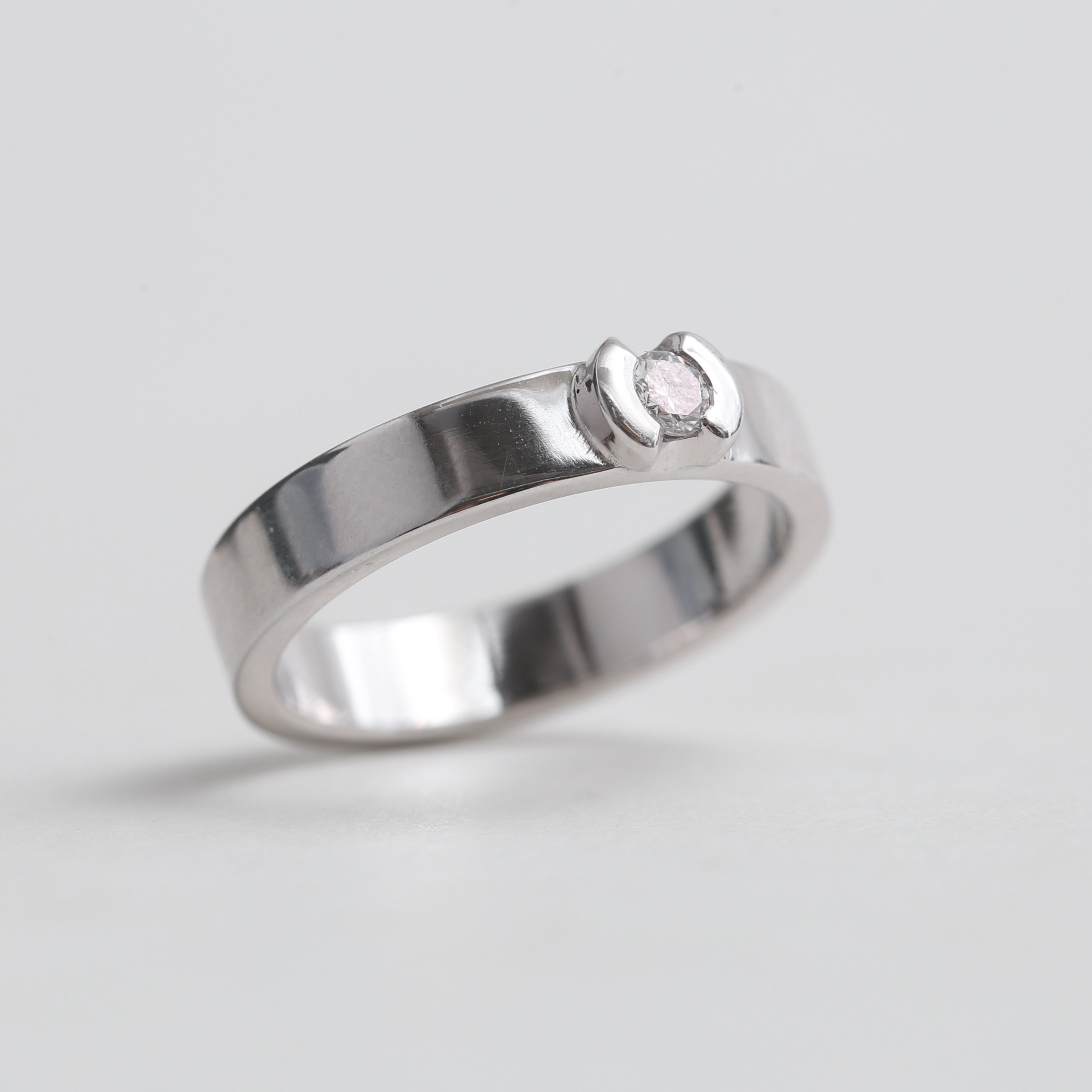 RING, 18 k vitguld med sten, Schalin, 0,09 ct, 4,86 gram.