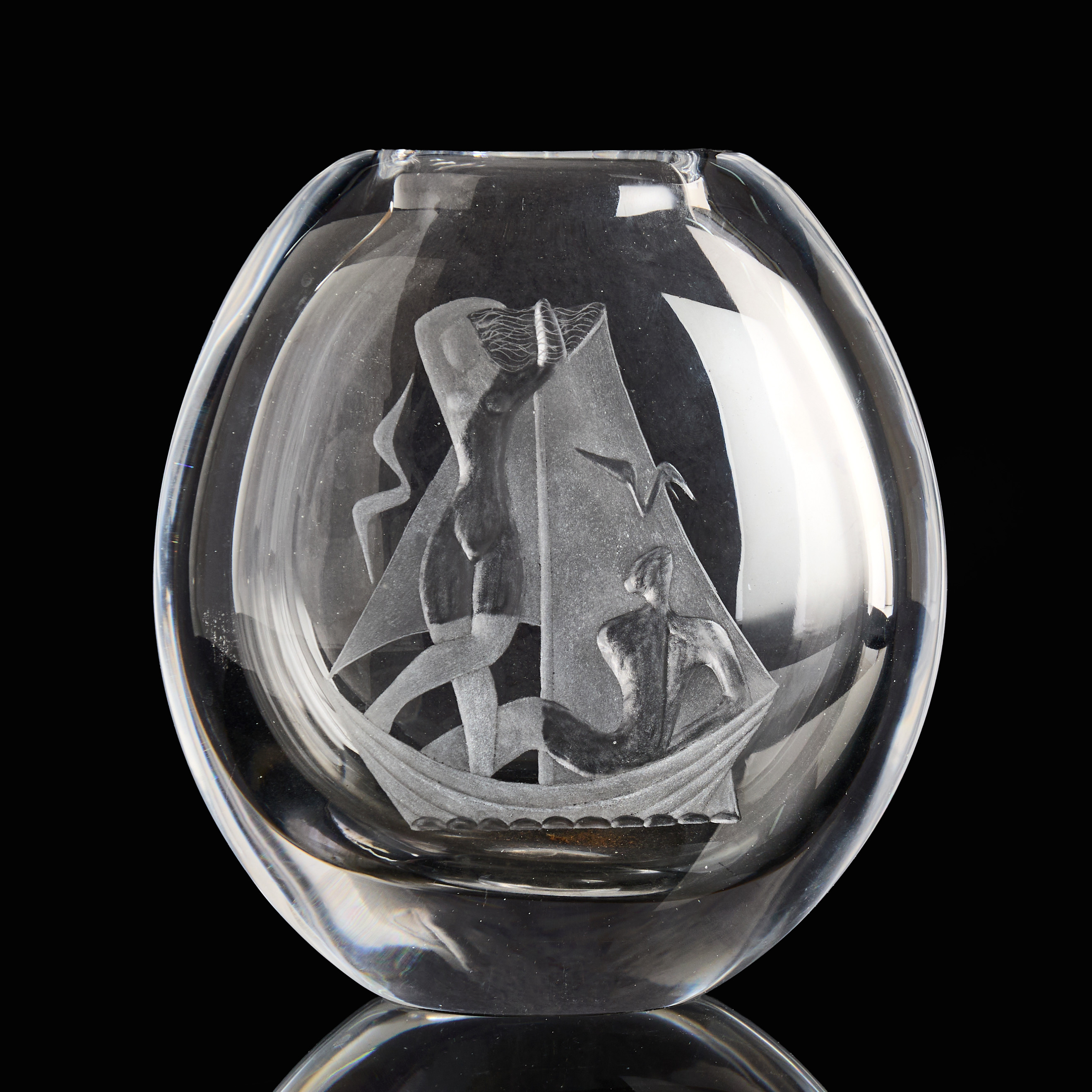 VICKE LINDSTRAND (SVERIGE, 1904–1983). Vas, graverat och etsat klarglas, dekor av man och kvinna i segelbåt, märkt "Kosta LG 148" samt signerad "Lindstrand".